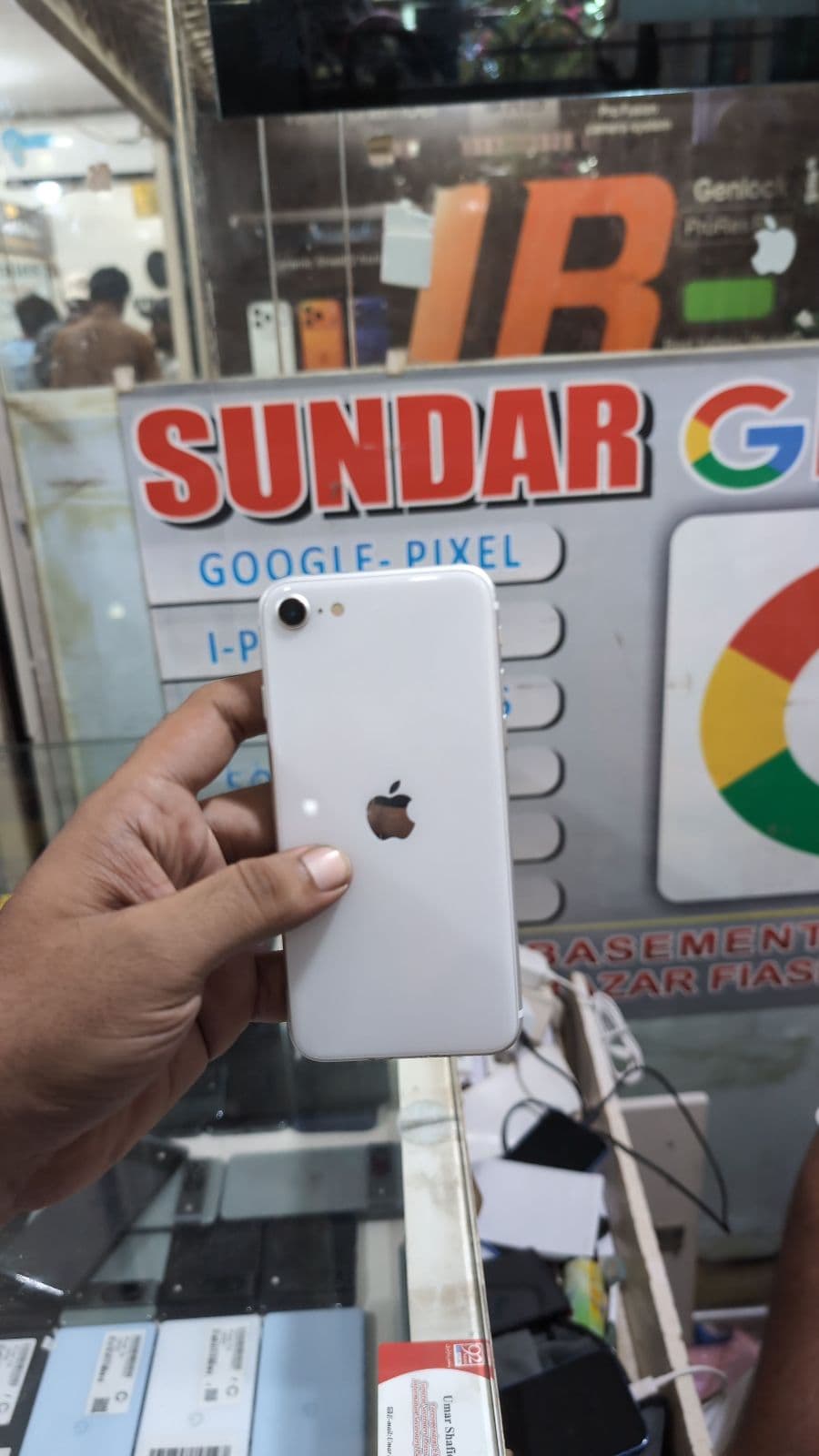 Apple iPhone SE (2020) 64GB in White — photo 2