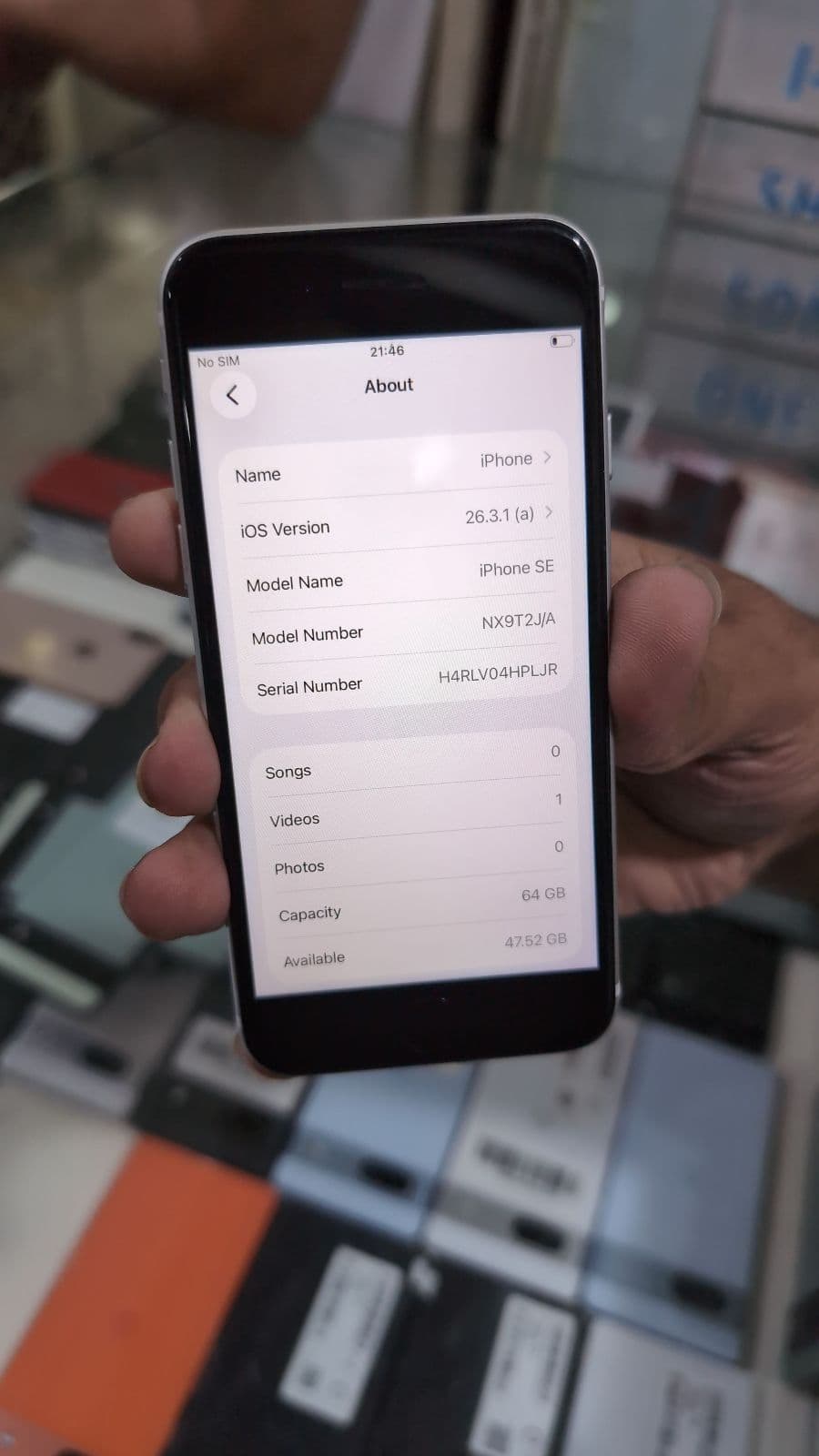 Apple iPhone SE (2020) 64GB in White — photo 3