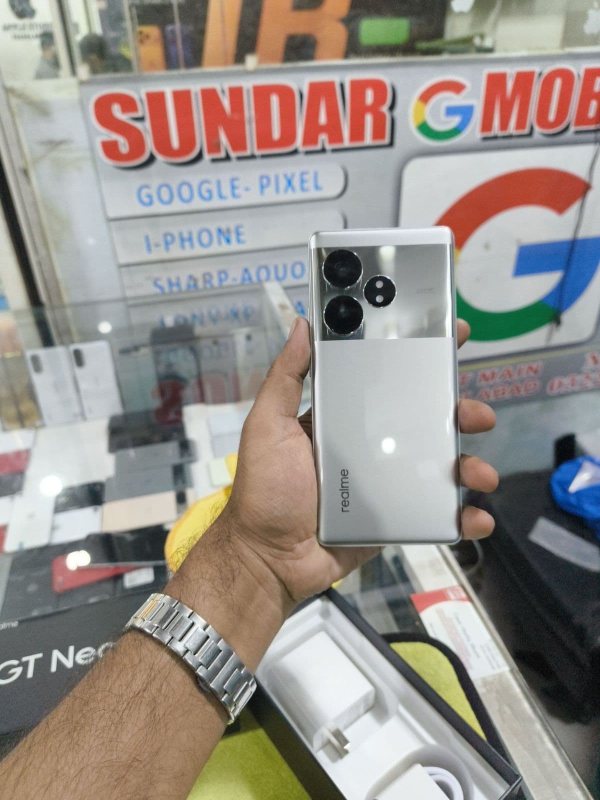 Realme GT 6 12GB / 256GB in Fluid Silver — photo 2