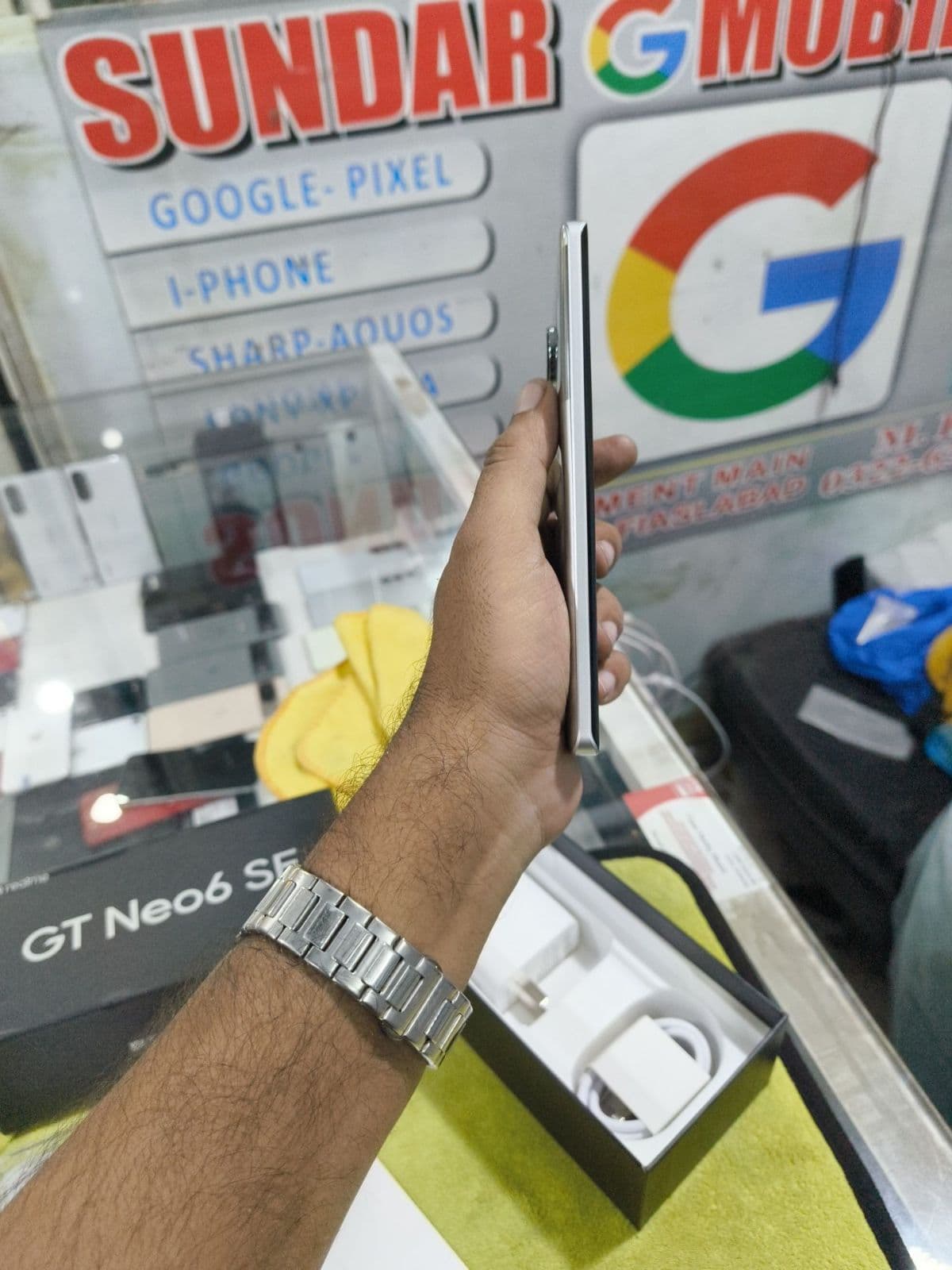 Realme GT 6 12GB / 256GB in Fluid Silver — photo 4