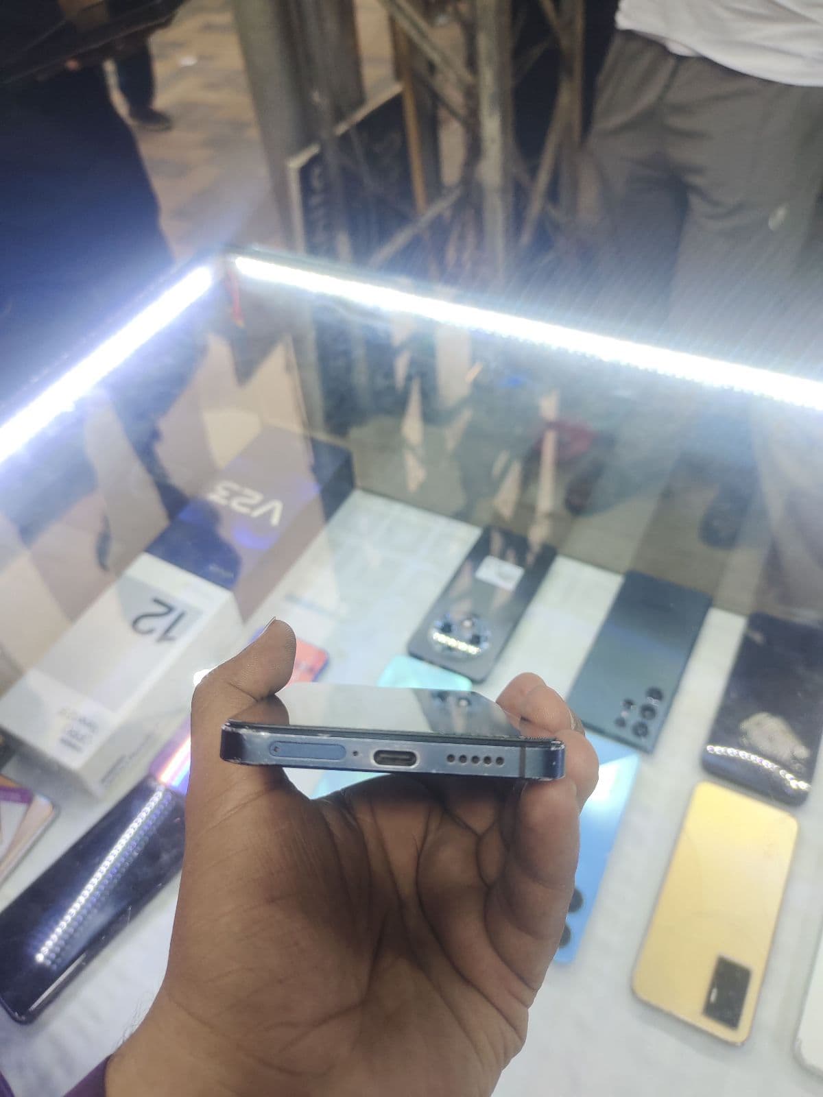 Vivo V23 12GB / 256GB in Stardust Black — photo 3