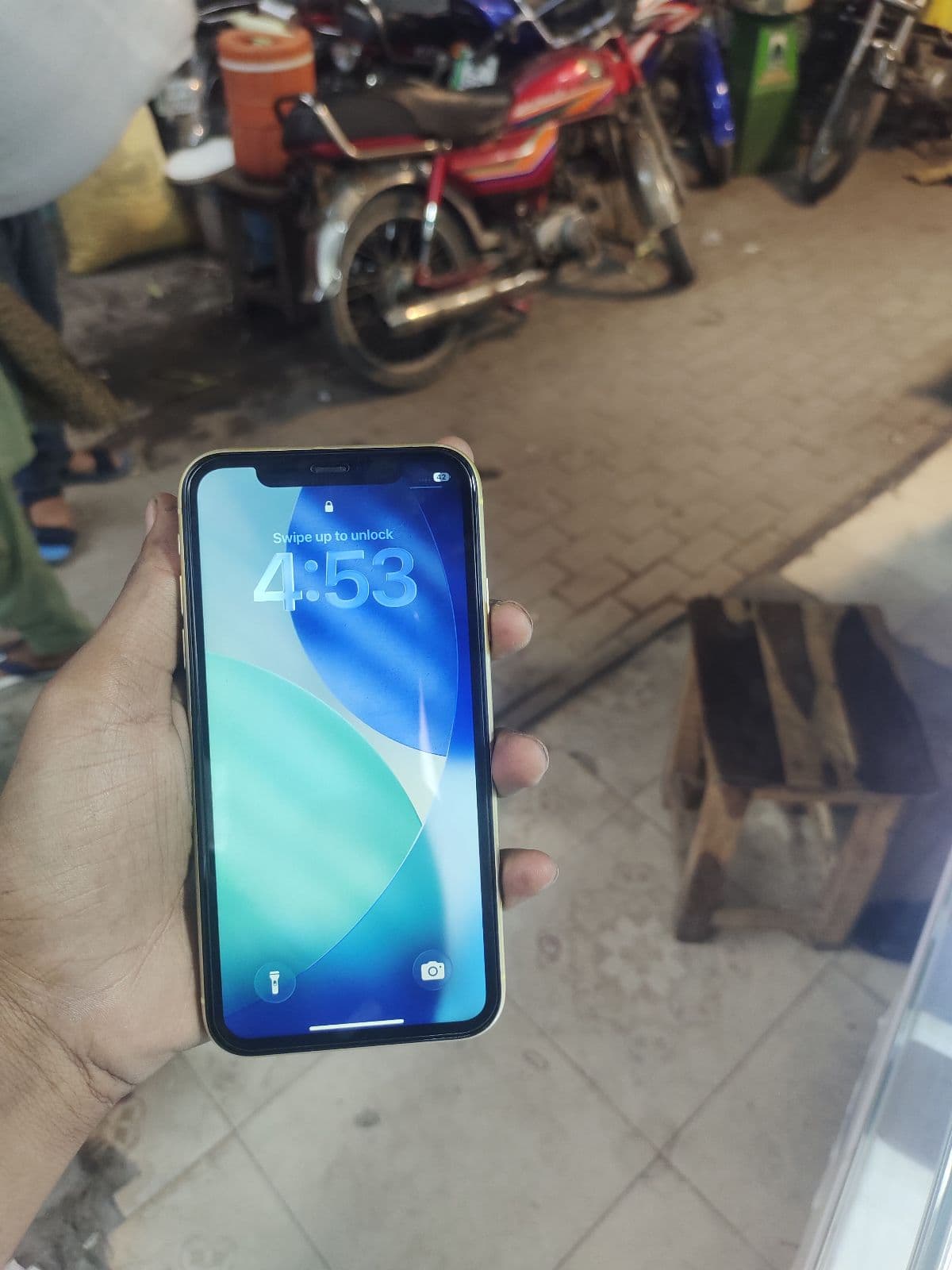 Apple iPhone 11 64GB in Yellow — photo 2
