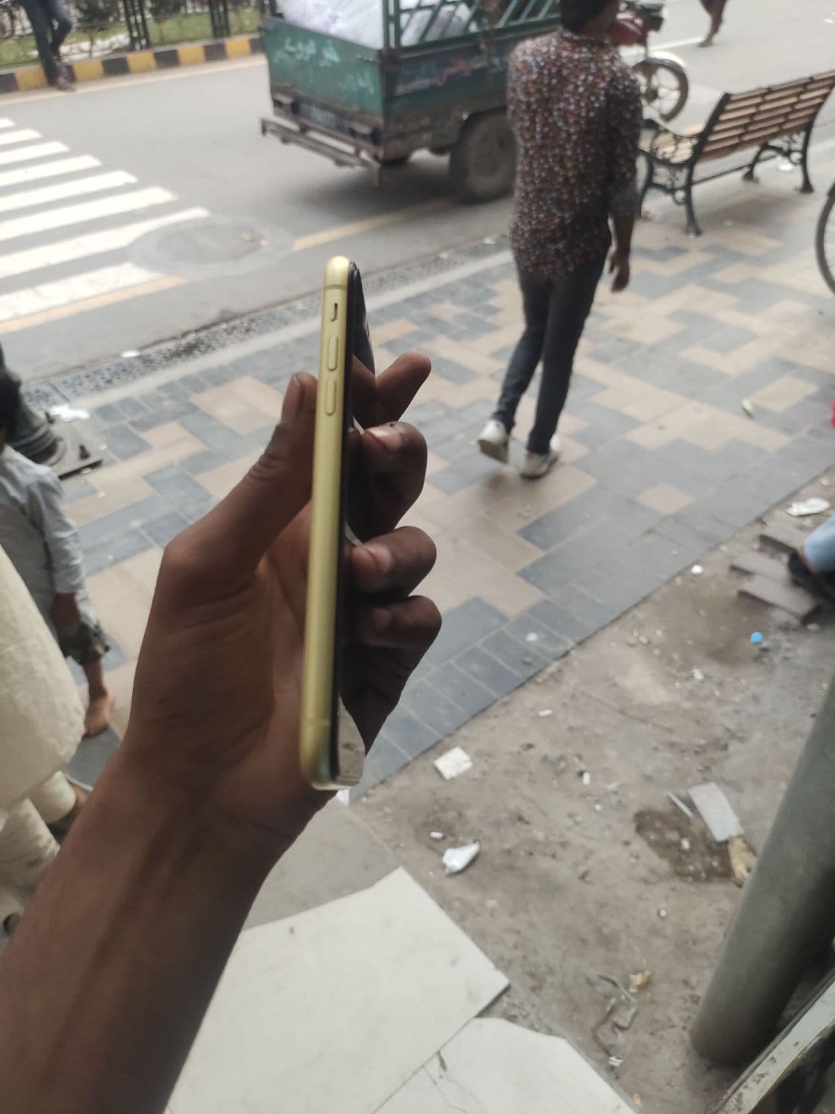 Apple iPhone 11 64GB in Yellow — photo 4