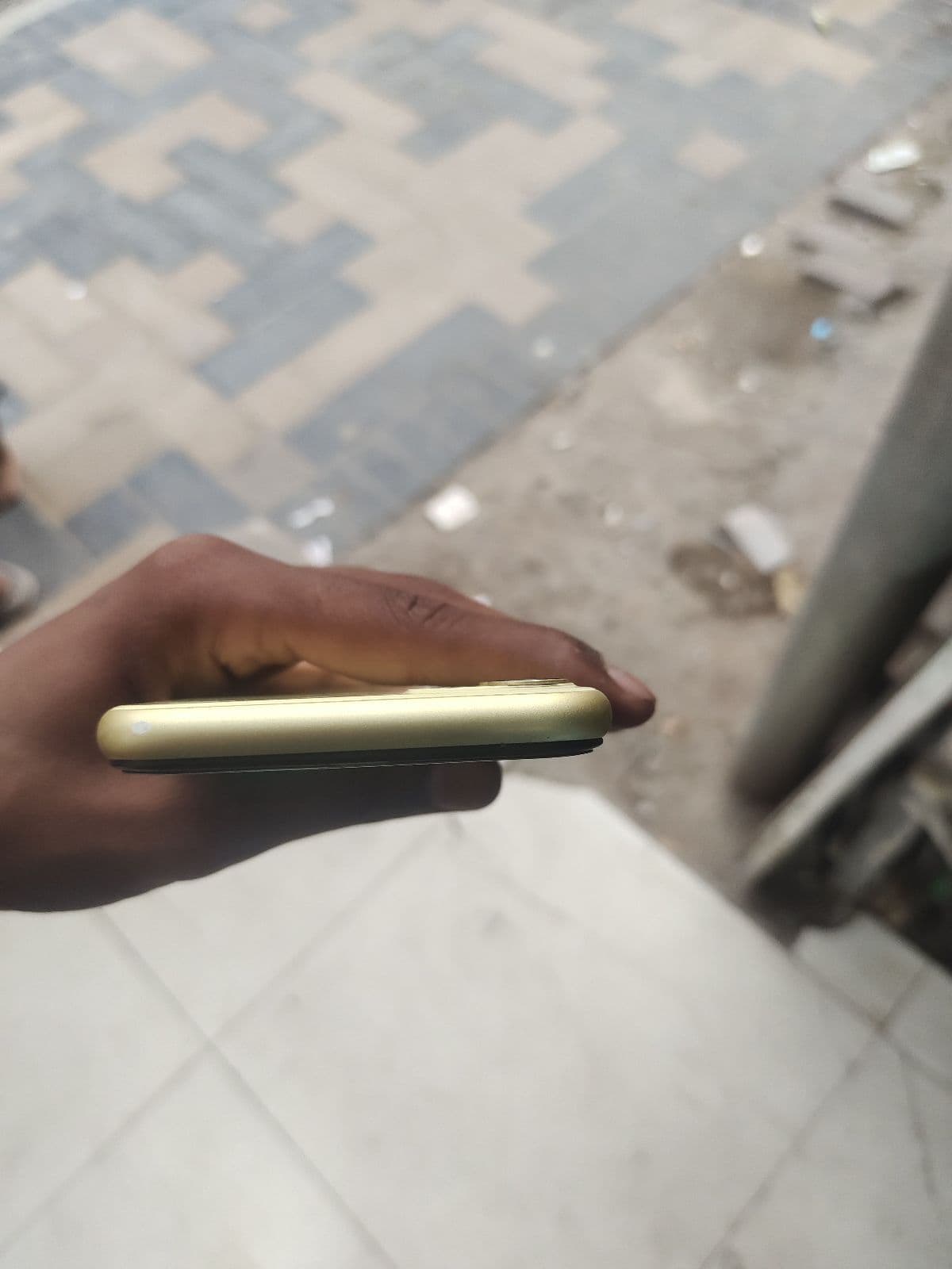 Apple iPhone 11 64GB in Yellow — photo 5