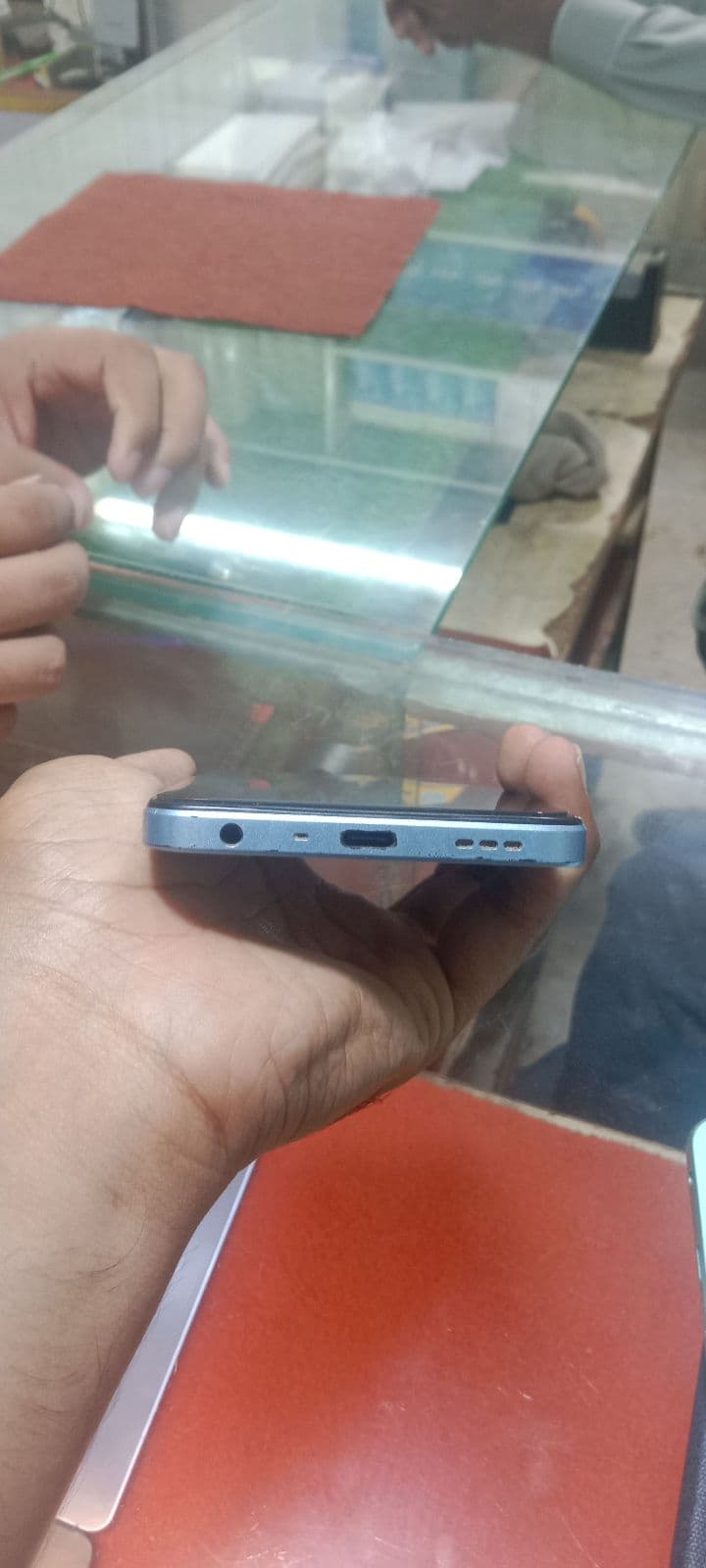 Oppo A18 4GB / 64GB in Glowing Blue — photo 3