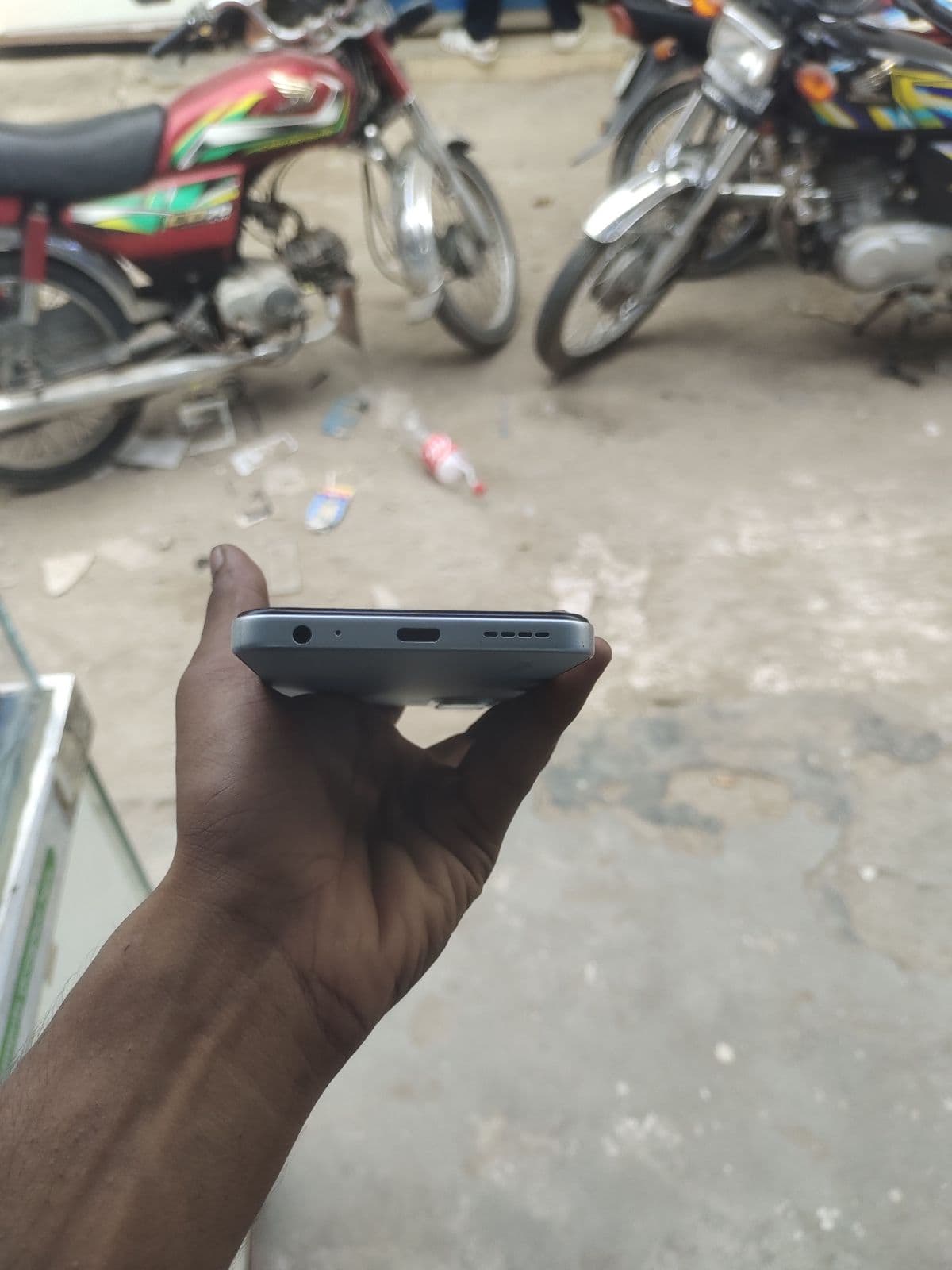 Infinix Smart 10 4GB / 64GB in Titanium Silver — photo 3