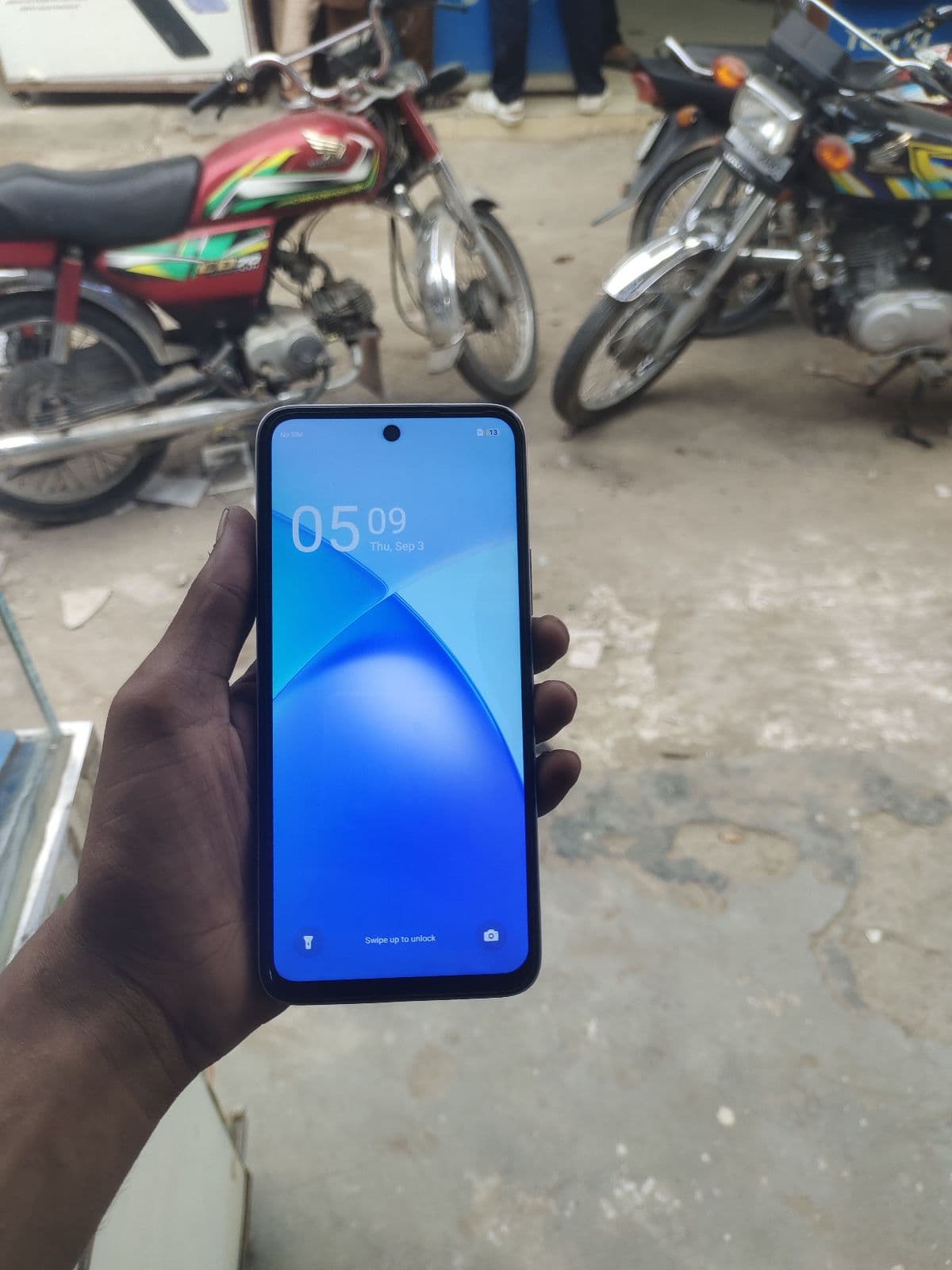 Infinix Smart 10 4GB / 64GB in Titanium Silver — photo 2