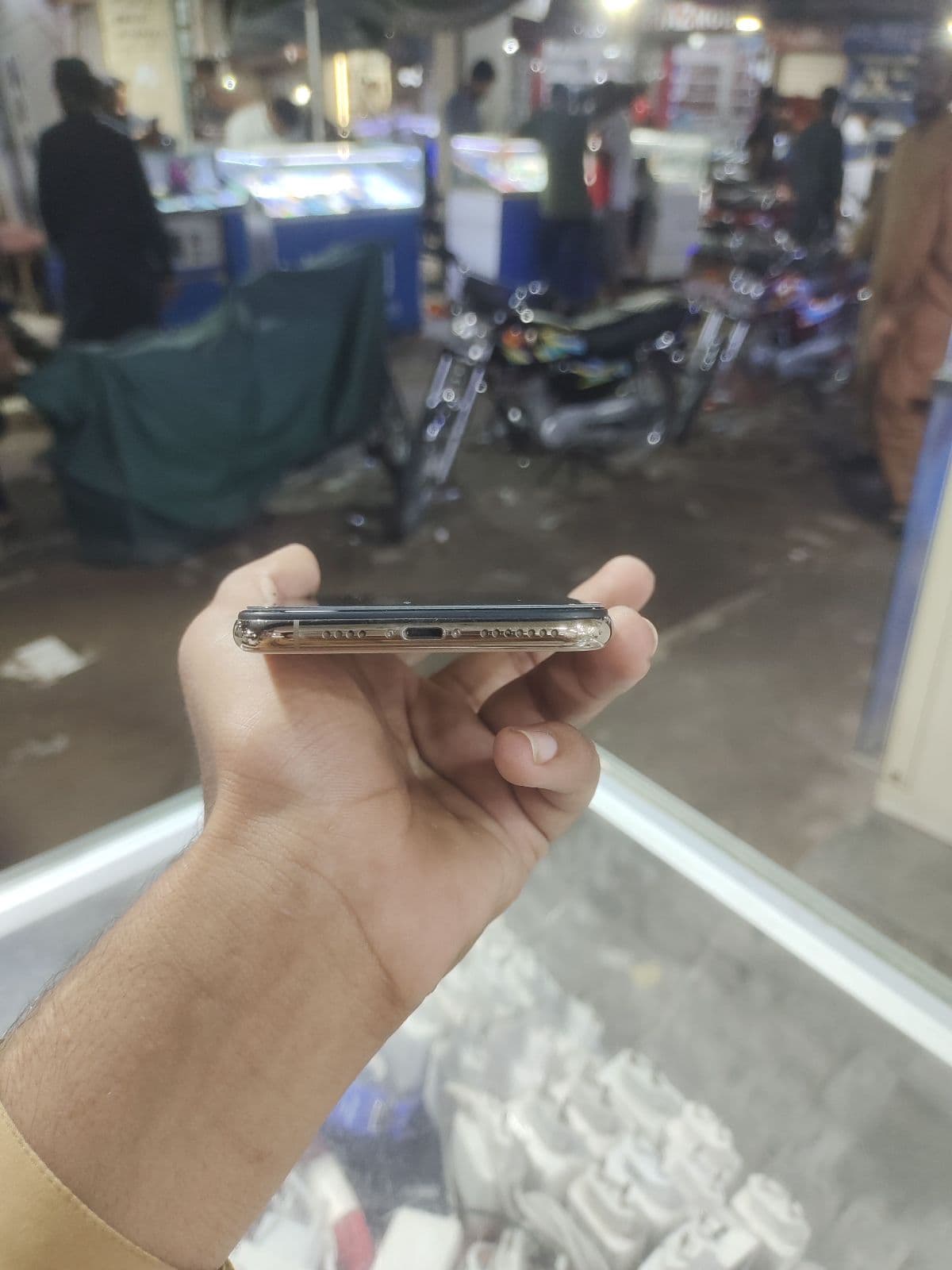 Apple iPhone XS Max 256GB in Gold — photo 3