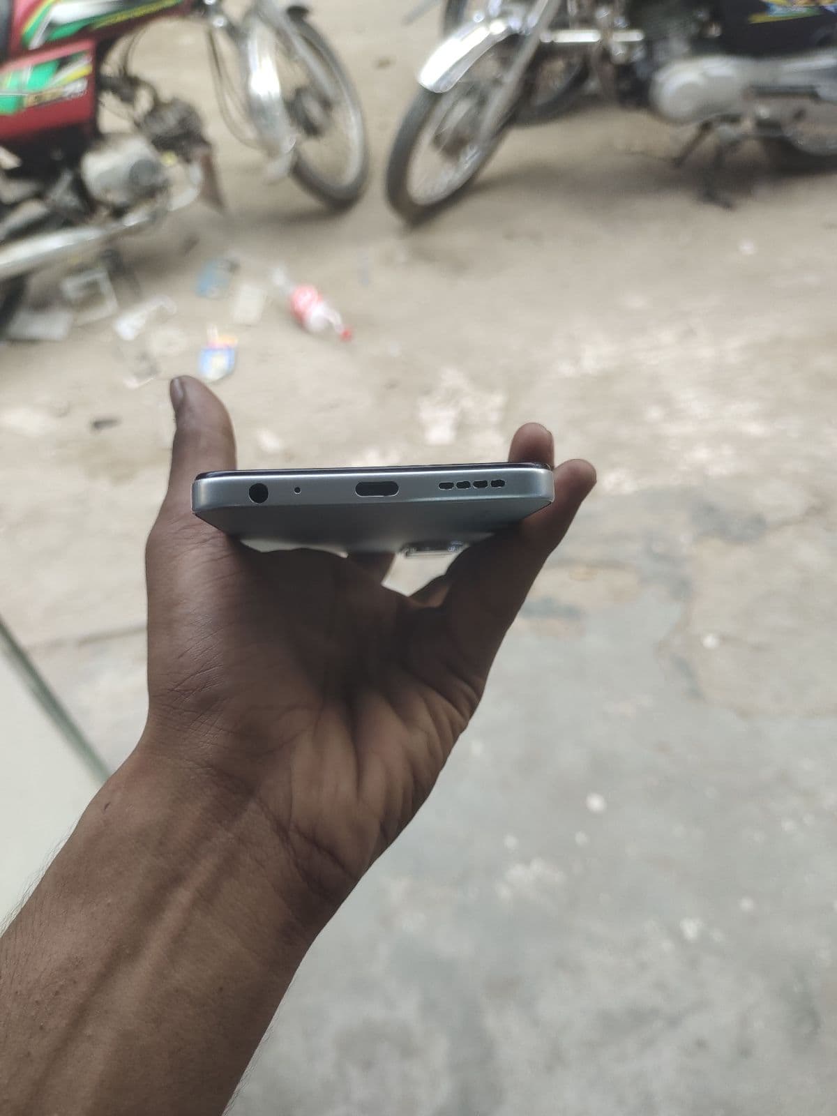 Infinix Hot 60i 6GB / 128GB in Titanium Silver — photo 3