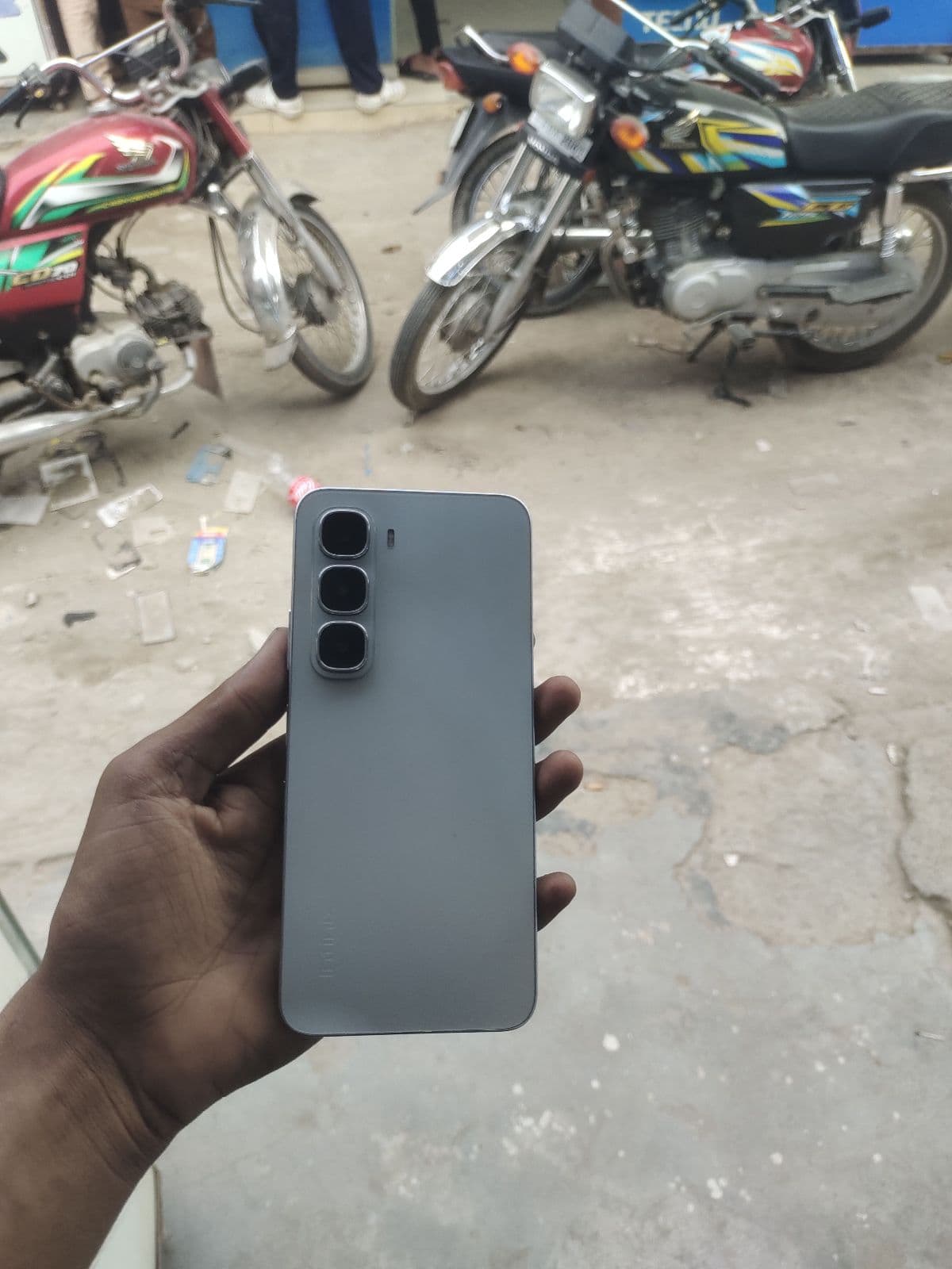 Infinix Hot 60i 6GB / 128GB in Titanium Silver — photo 2