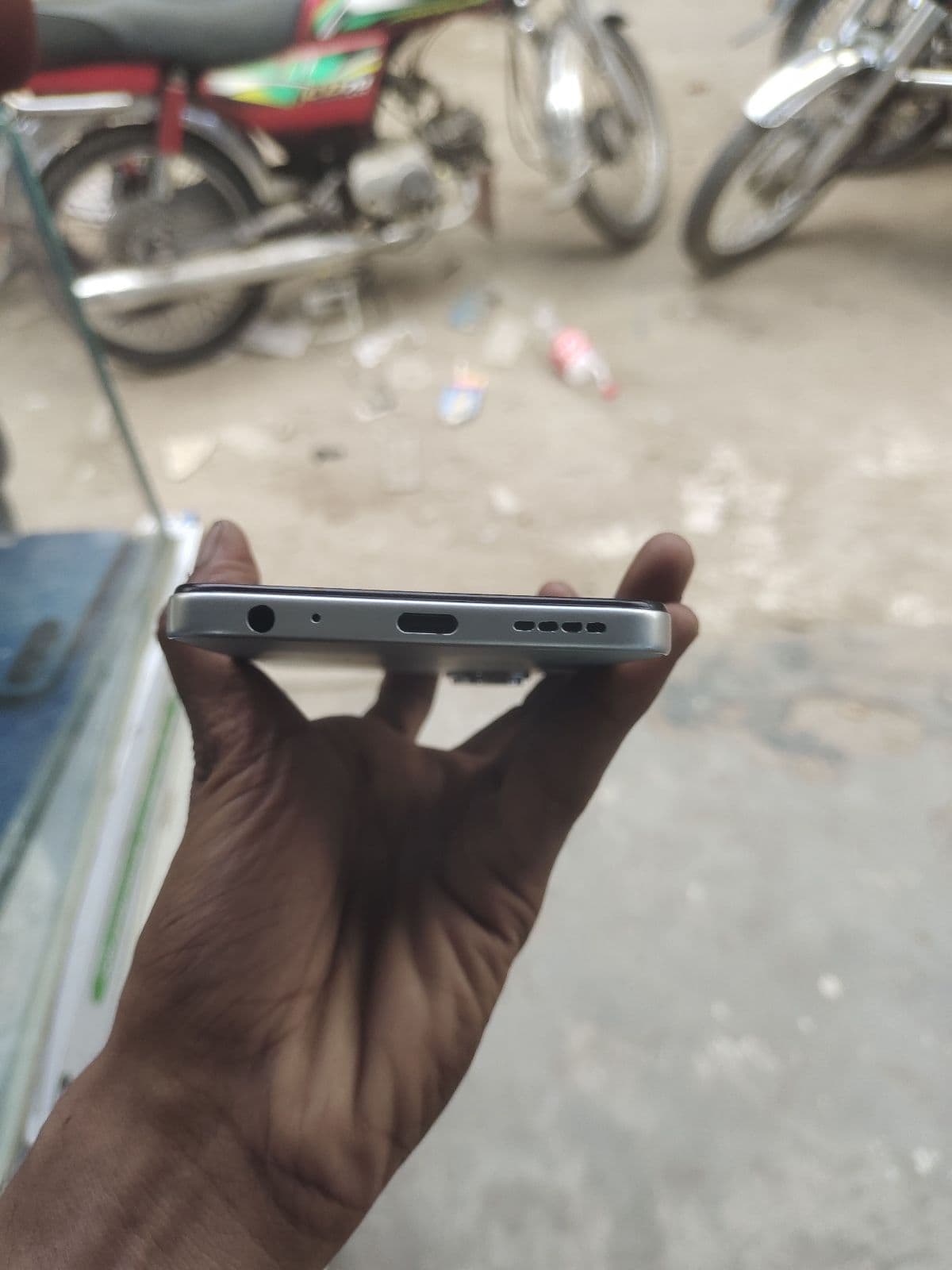 Infinix Hot 60i 6GB / 128GB in Titanium Silver — photo 5