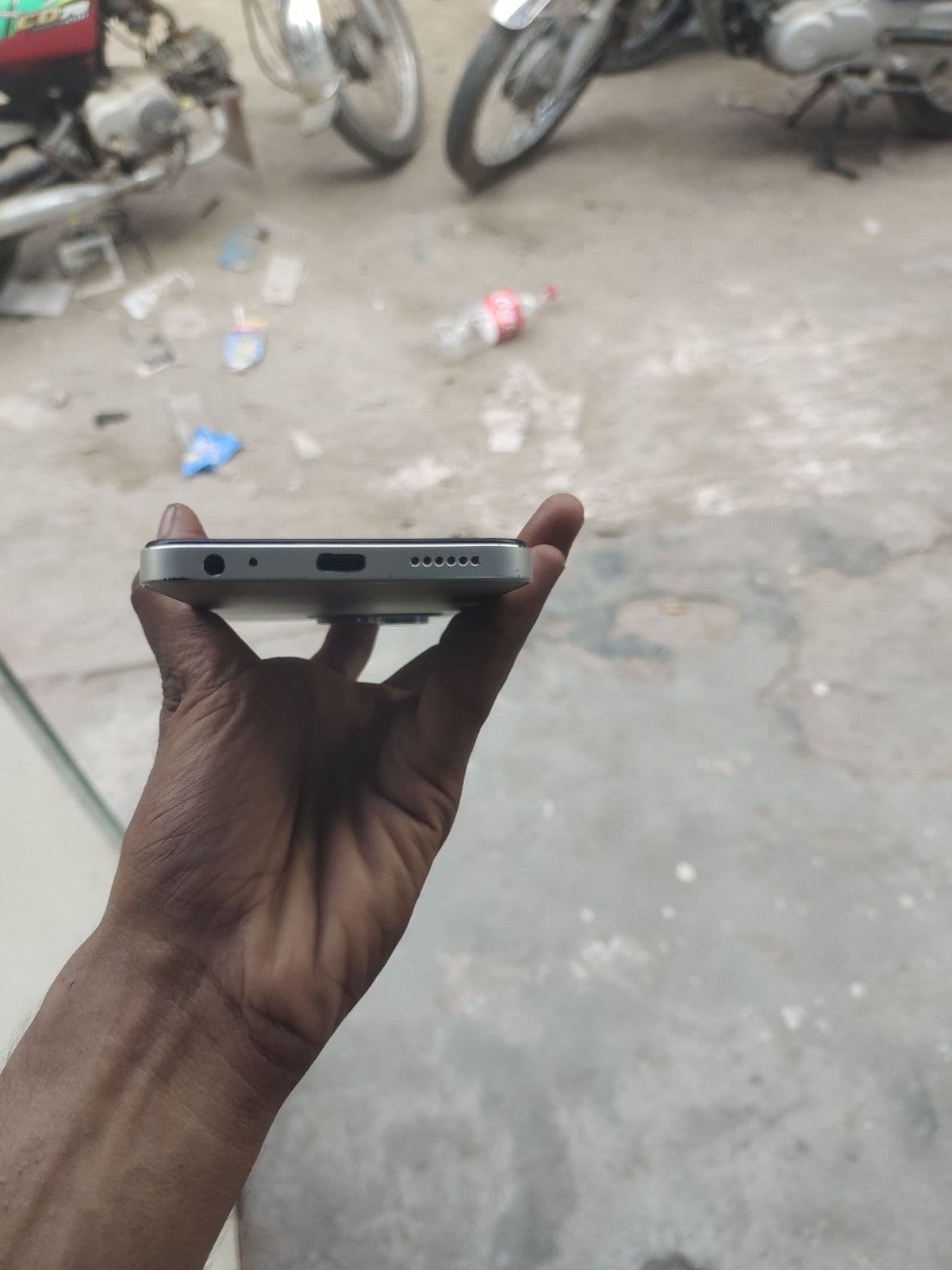 Tecno Spark Go 1 4GB / 64GB in Glittery White — photo 3