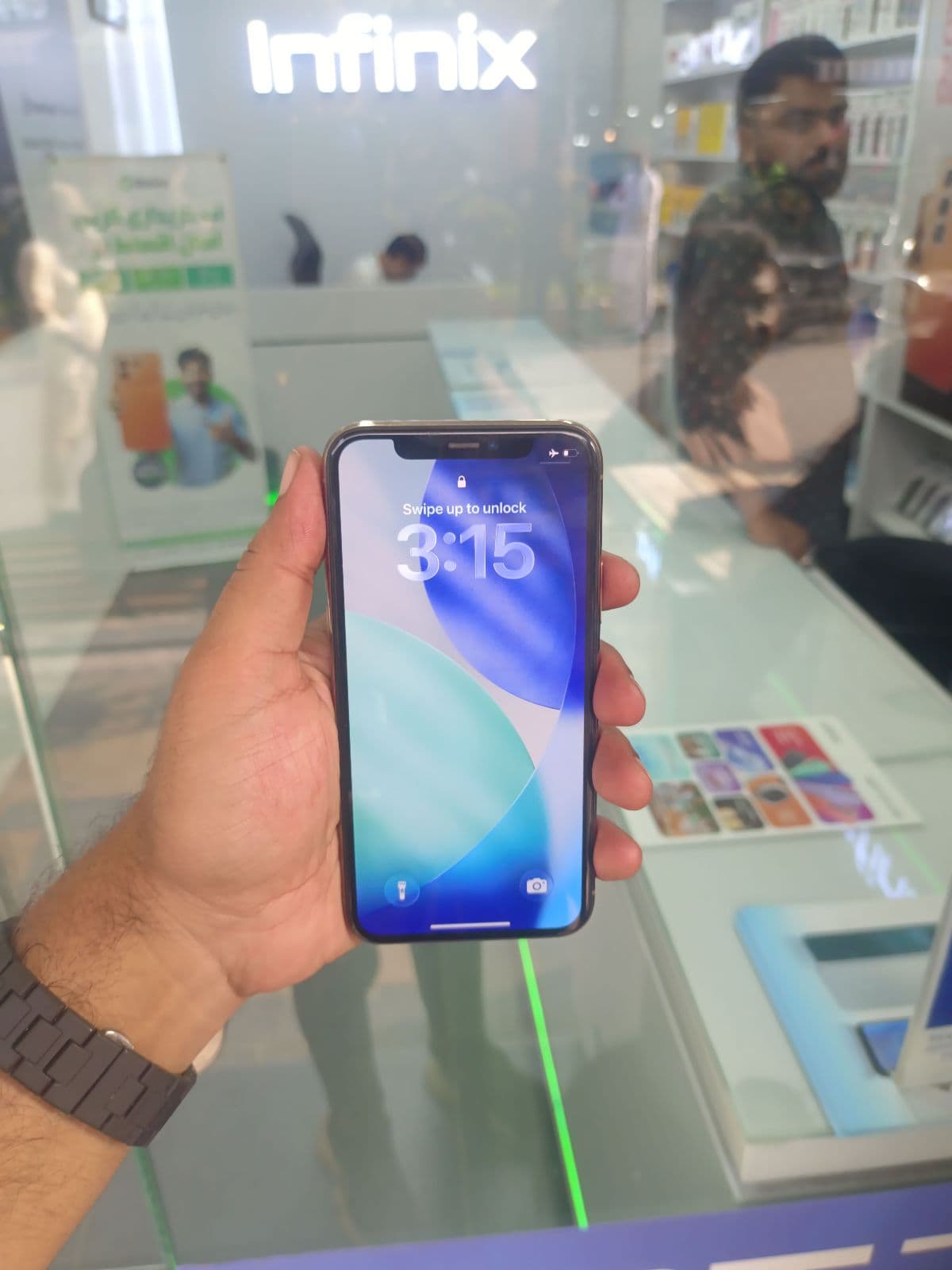 Apple iPhone 11 Pro 64GB in Gold — photo 2