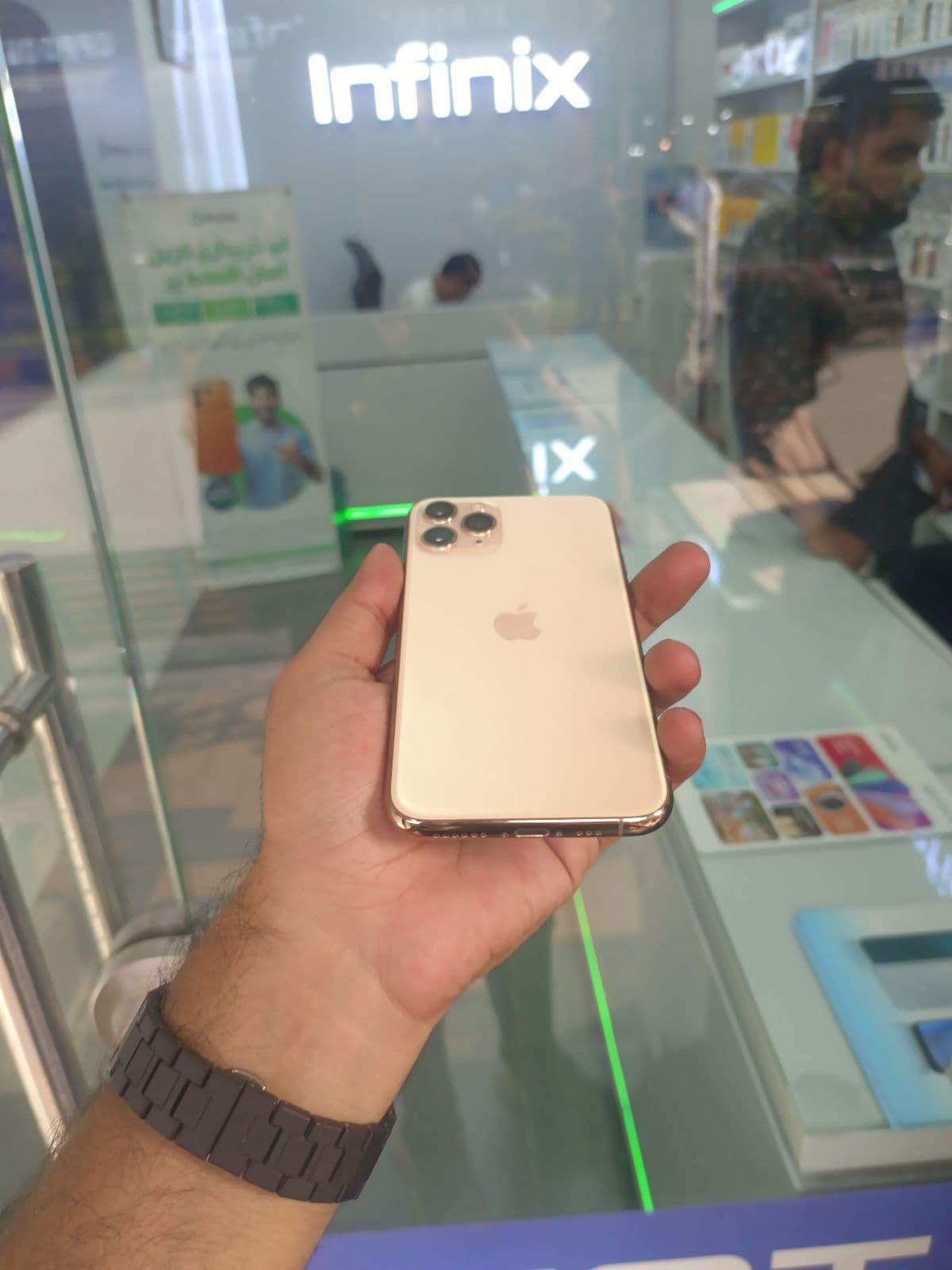 Apple iPhone 11 Pro 64GB in Gold — photo 5