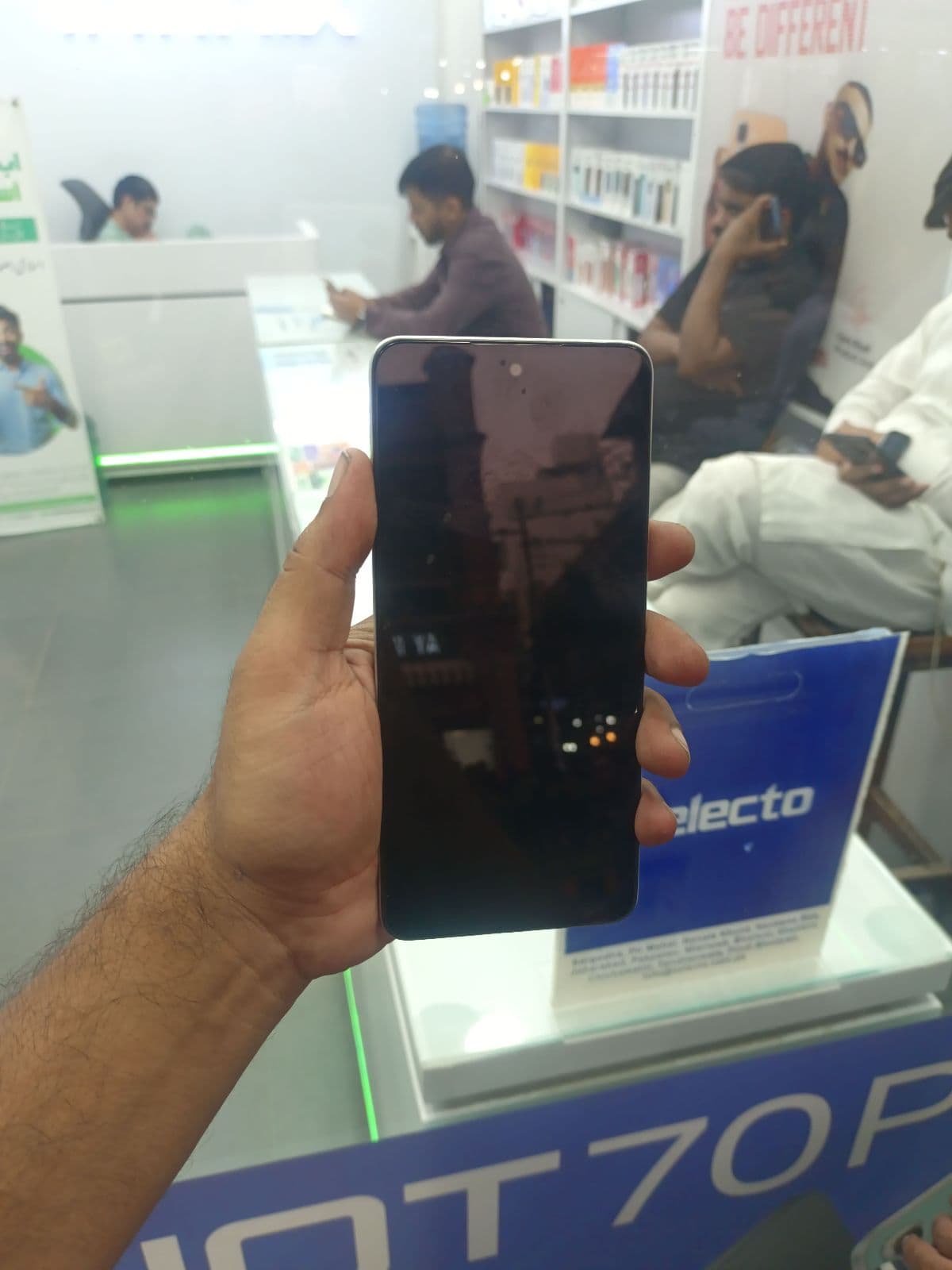 Oppo A3 6GB / 256GB in Starlight White — photo 2
