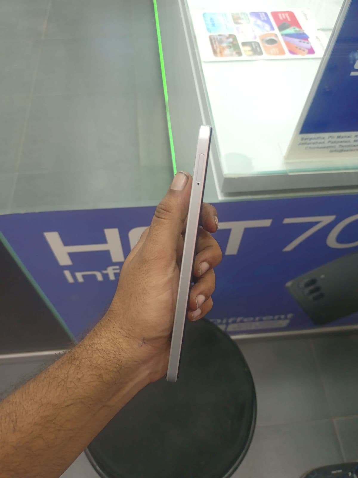 Oppo A3 6GB / 256GB in Starlight White — photo 3