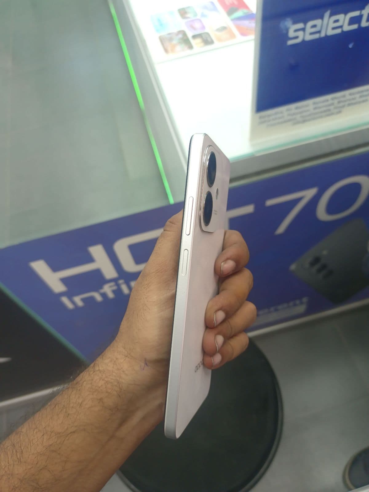 Oppo A3 6GB / 256GB in Starlight White — photo 4