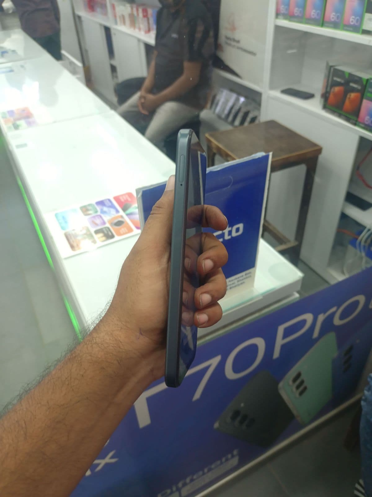 Oppo A6 8GB / 256GB in Sapphire Blue — photo 3