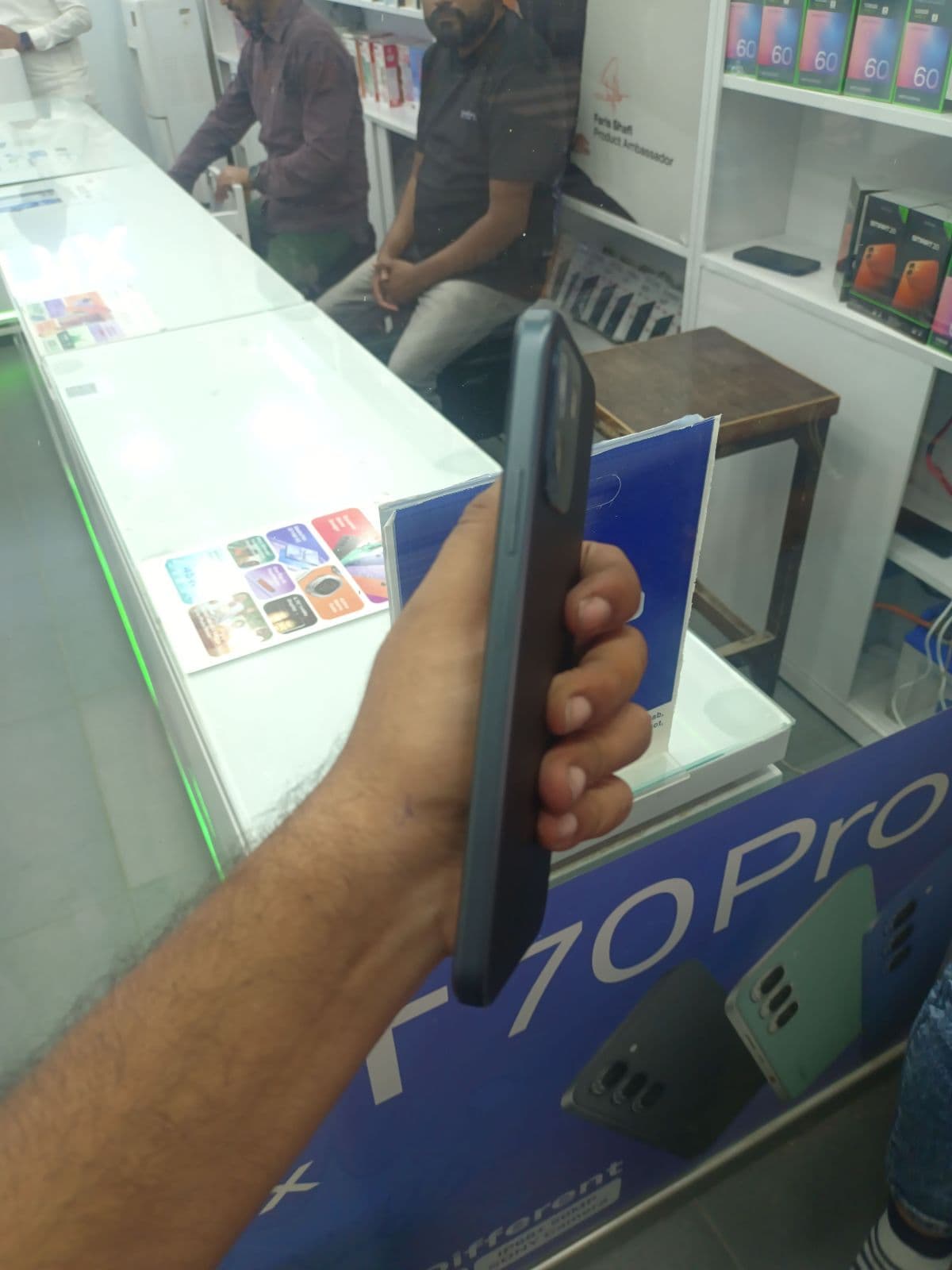 Oppo A6 8GB / 256GB in Sapphire Blue — photo 4