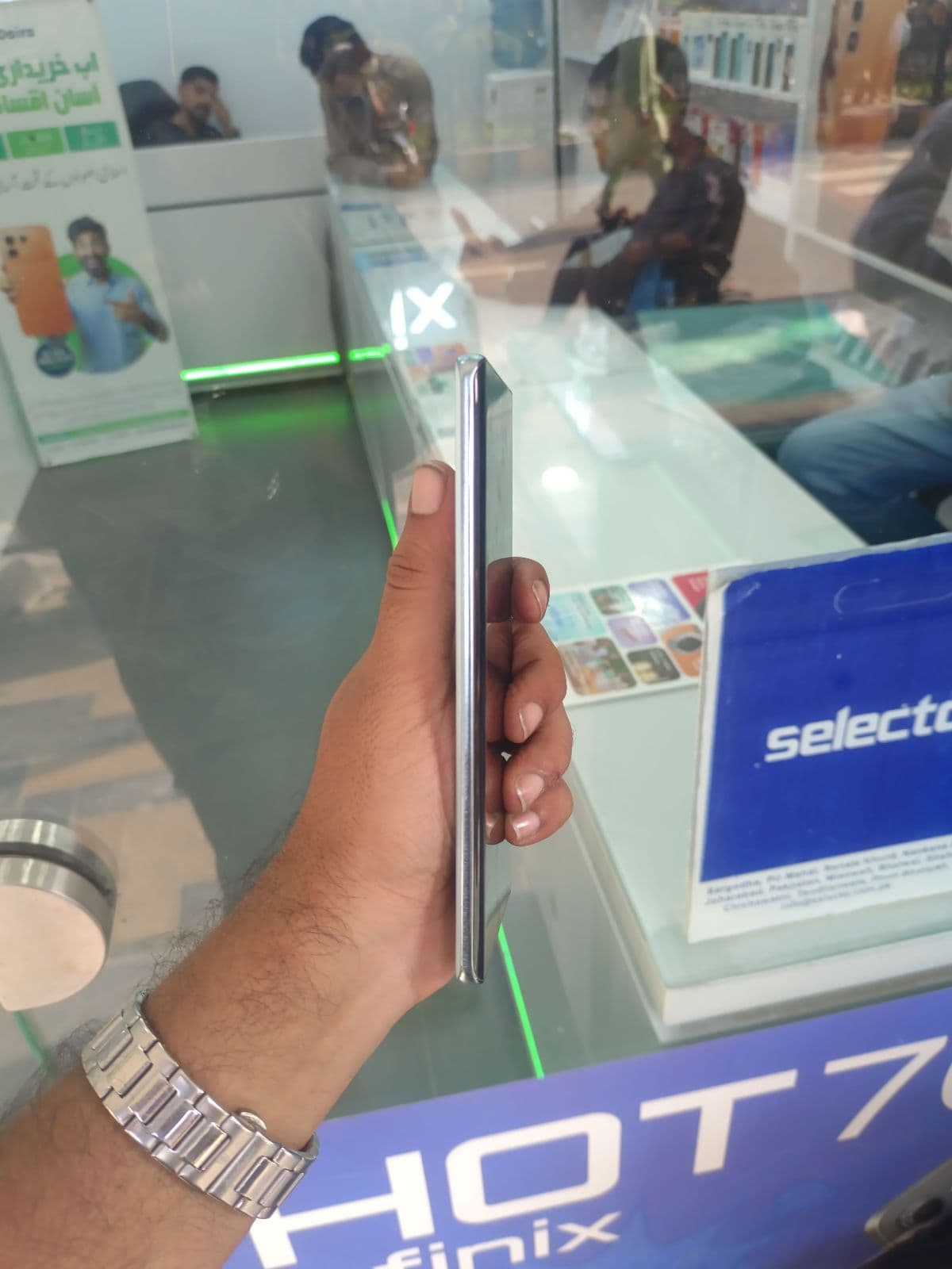 Vivo V30e 8GB / 256GB in Silk Blue — photo 3