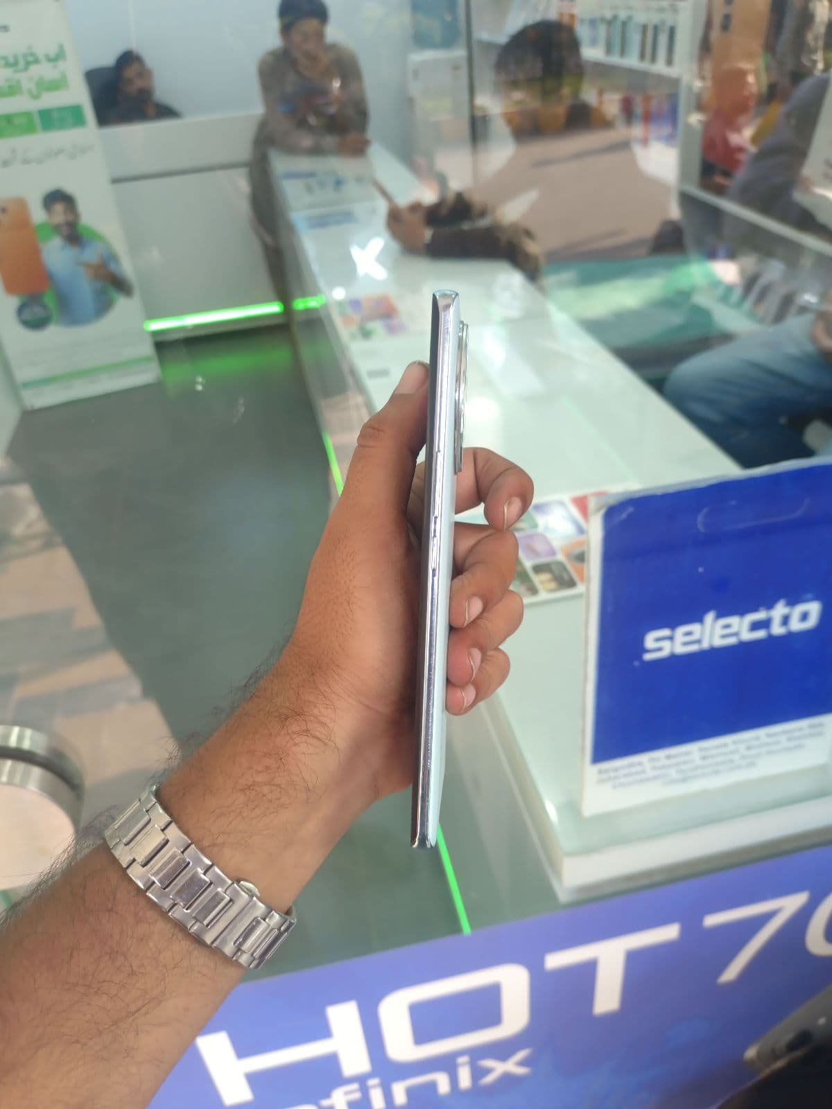 Vivo V30e 8GB / 256GB in Silk Blue — photo 4