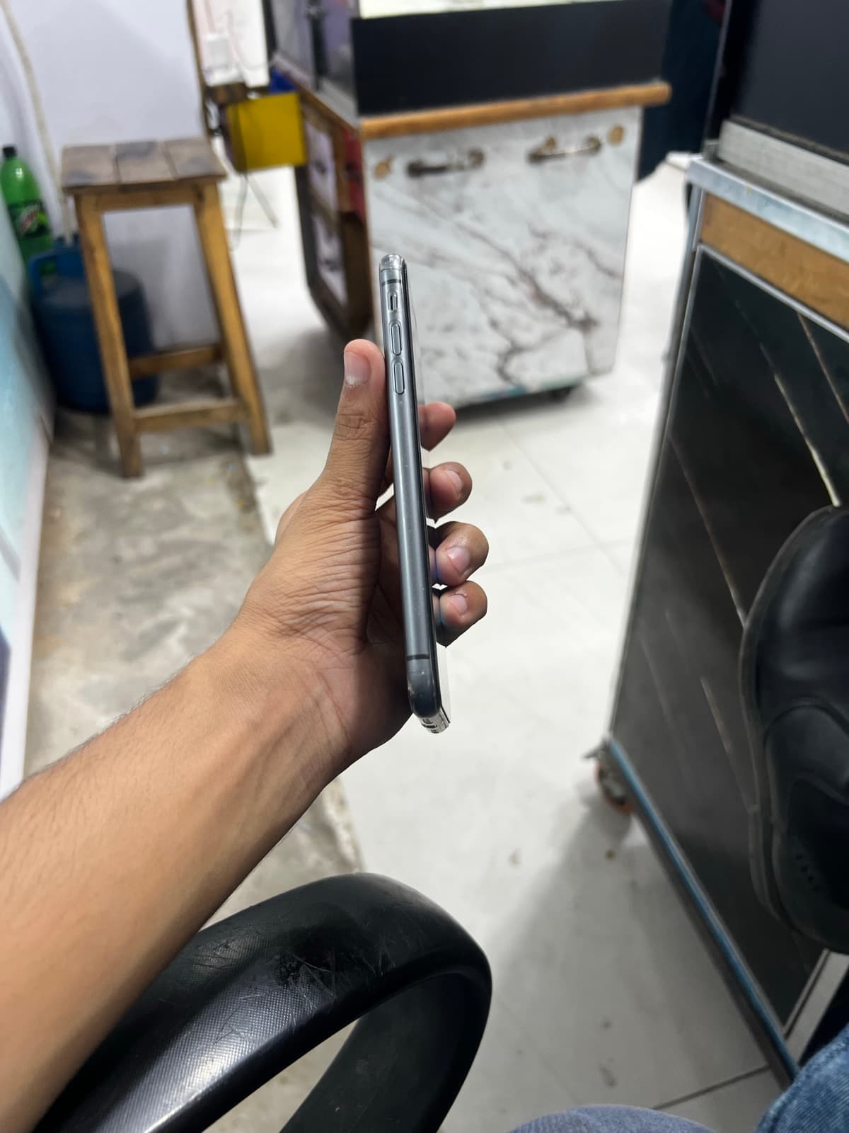 Apple iPhone 11 128GB in Black — photo 3