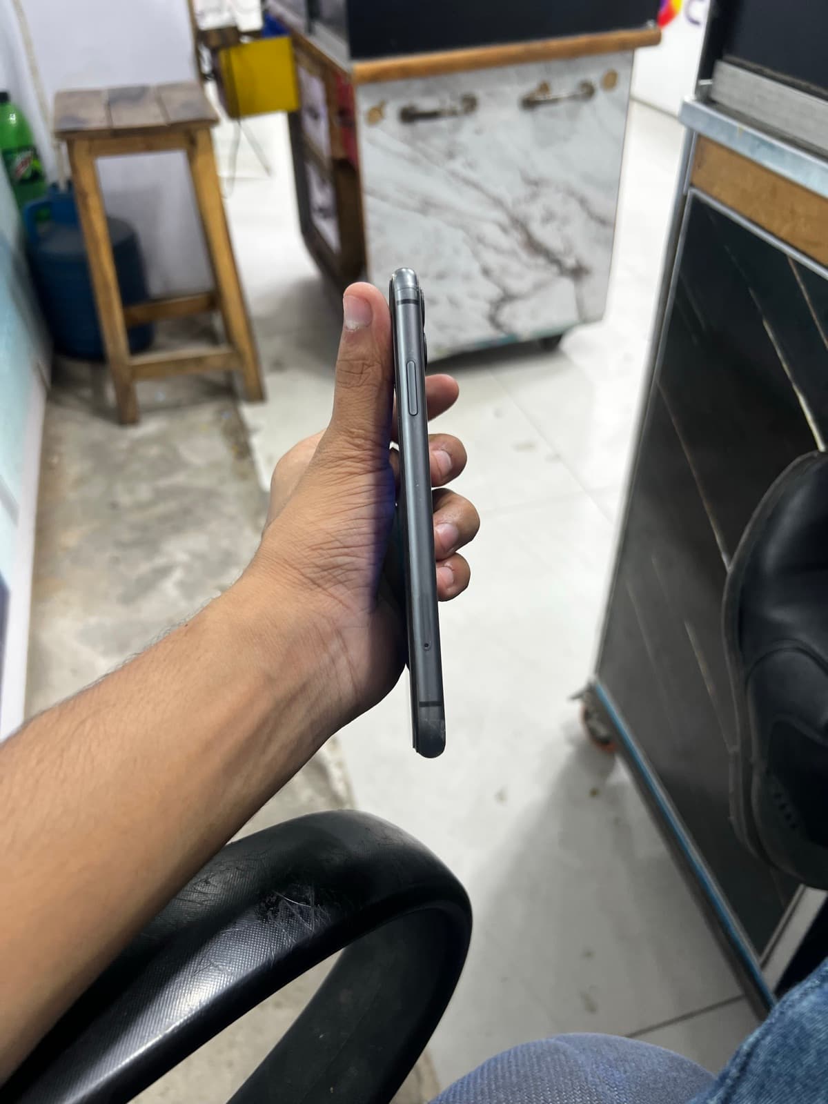 Apple iPhone 11 128GB in Black — photo 4
