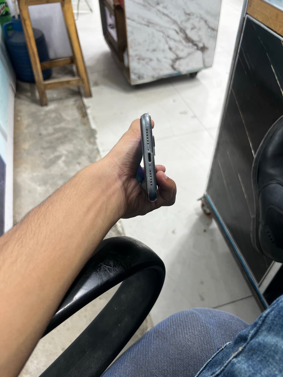 Apple iPhone 11 128GB in Black — photo 5