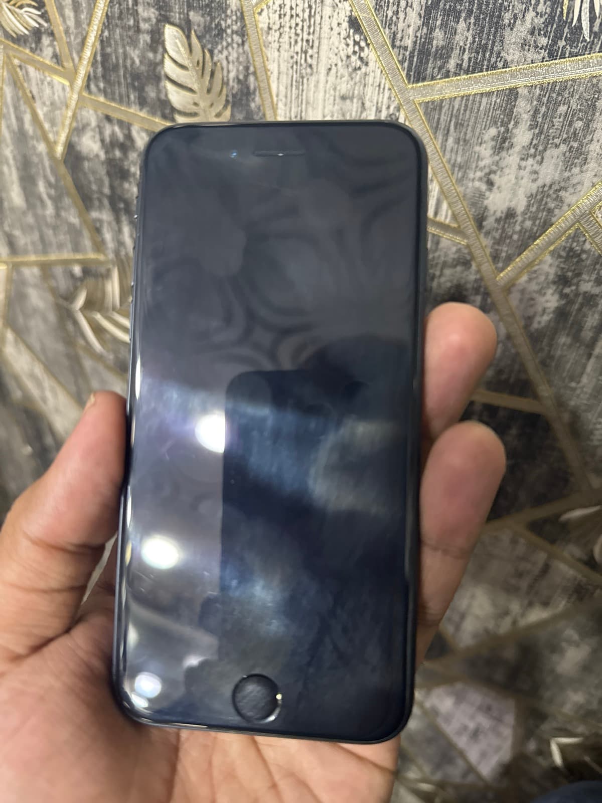 Apple iPhone SE (2020) 64GB in Black — photo 3