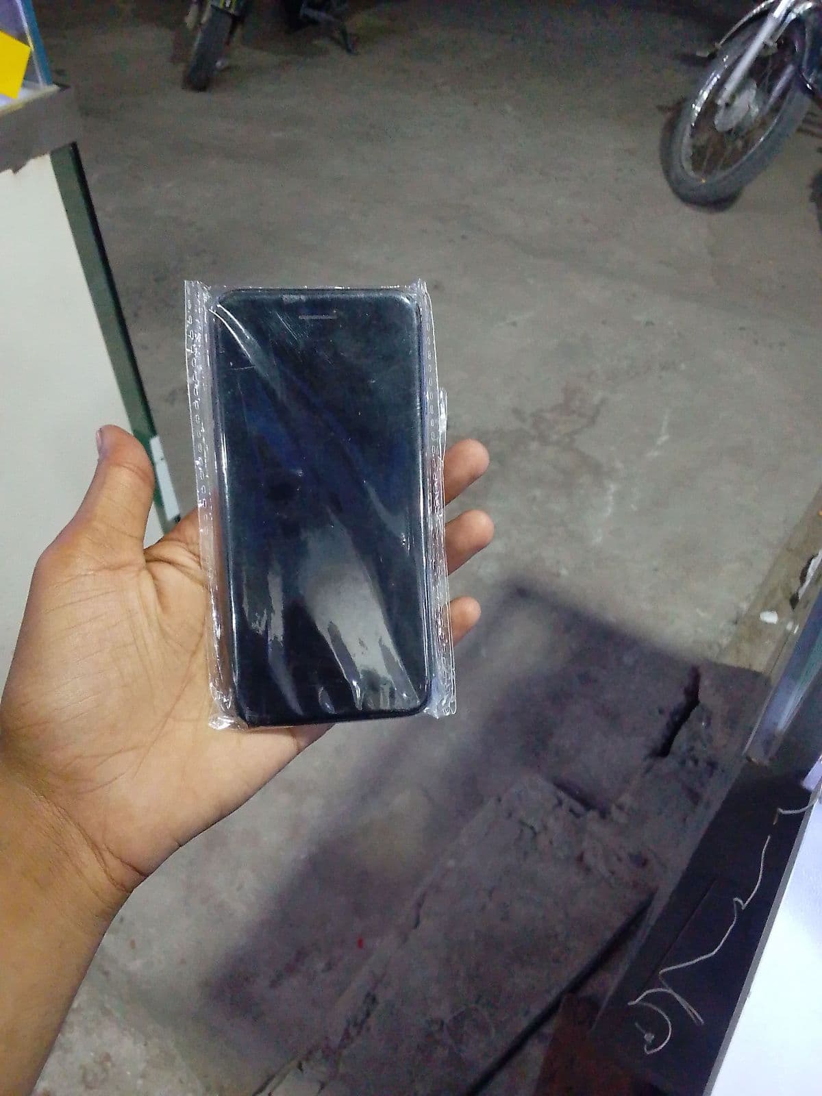 Apple iPhone 7 128GB in Black — photo 2