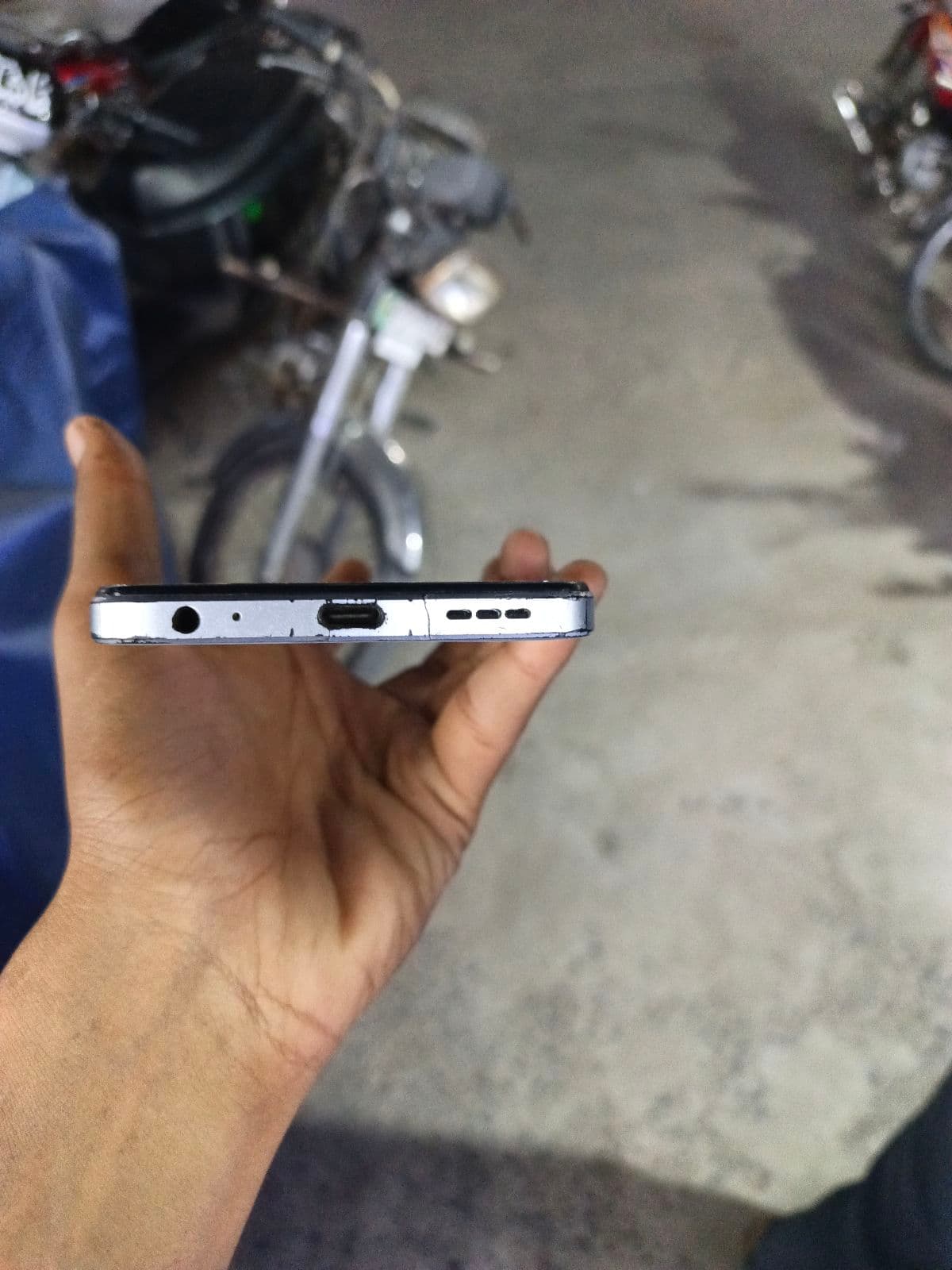 Infinix Hot 30 Play 4GB / 64GB in Blade White — photo 3