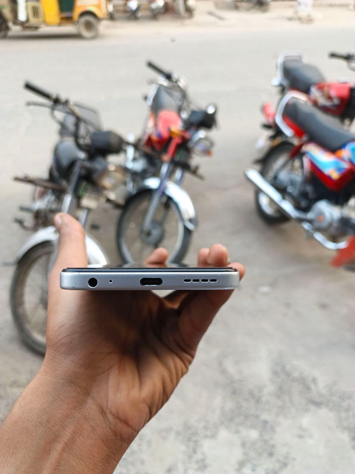 Infinix Smart 10 4GB / 64GB in Titanium Silver — photo 3