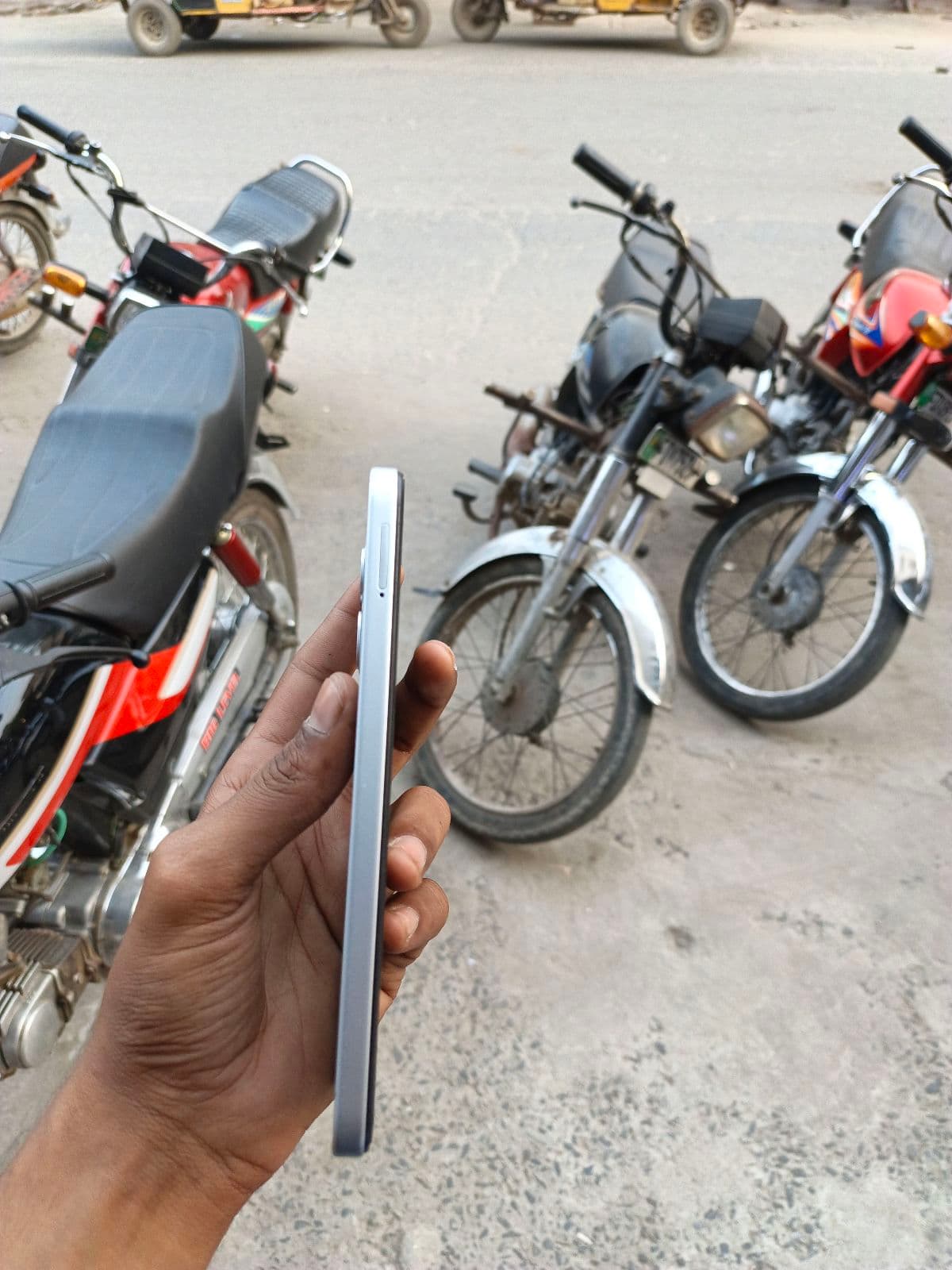 Infinix Smart 10 4GB / 64GB in Titanium Silver — photo 4