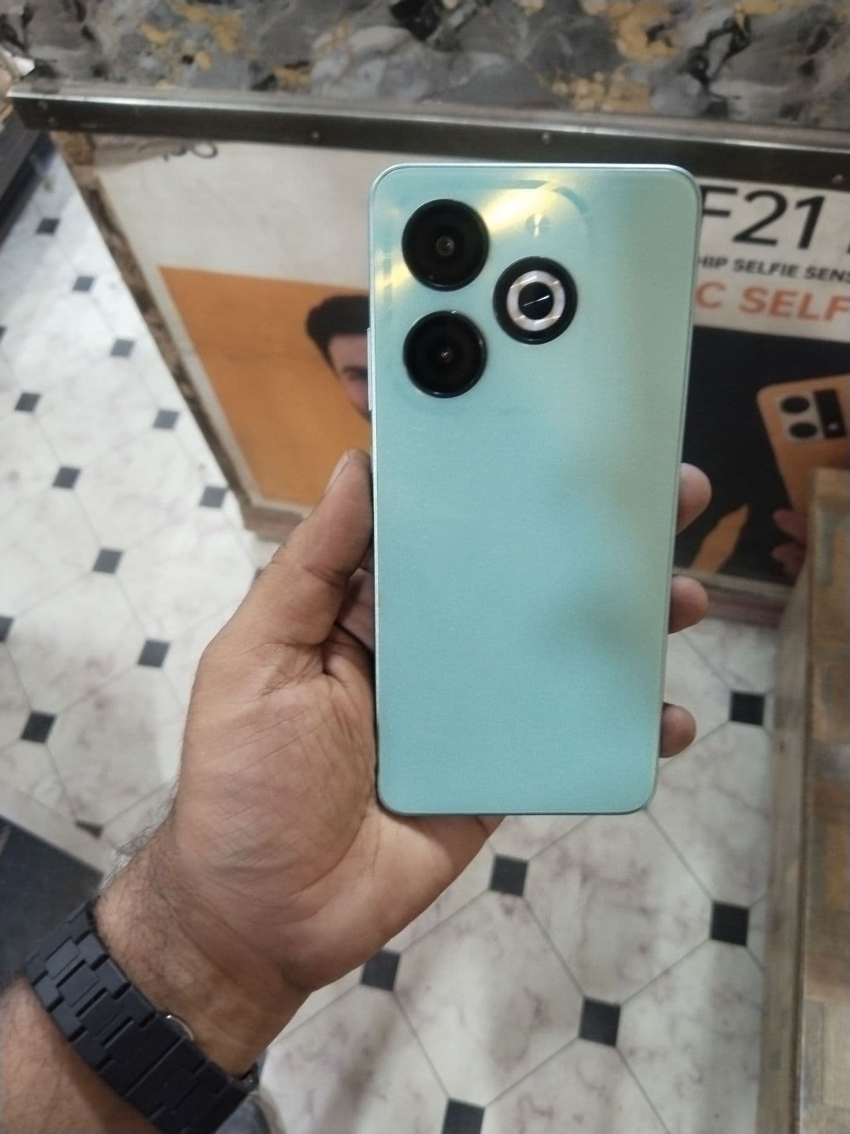 Infinix Smart 8 · 4GB / 64GB