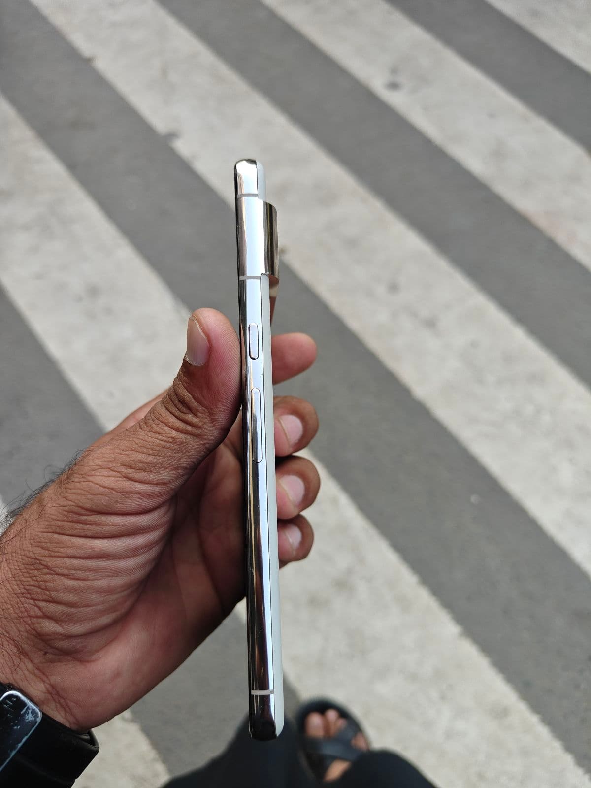 Google Pixel 8 Pro 12GB / 128GB in Porcelain — photo 2