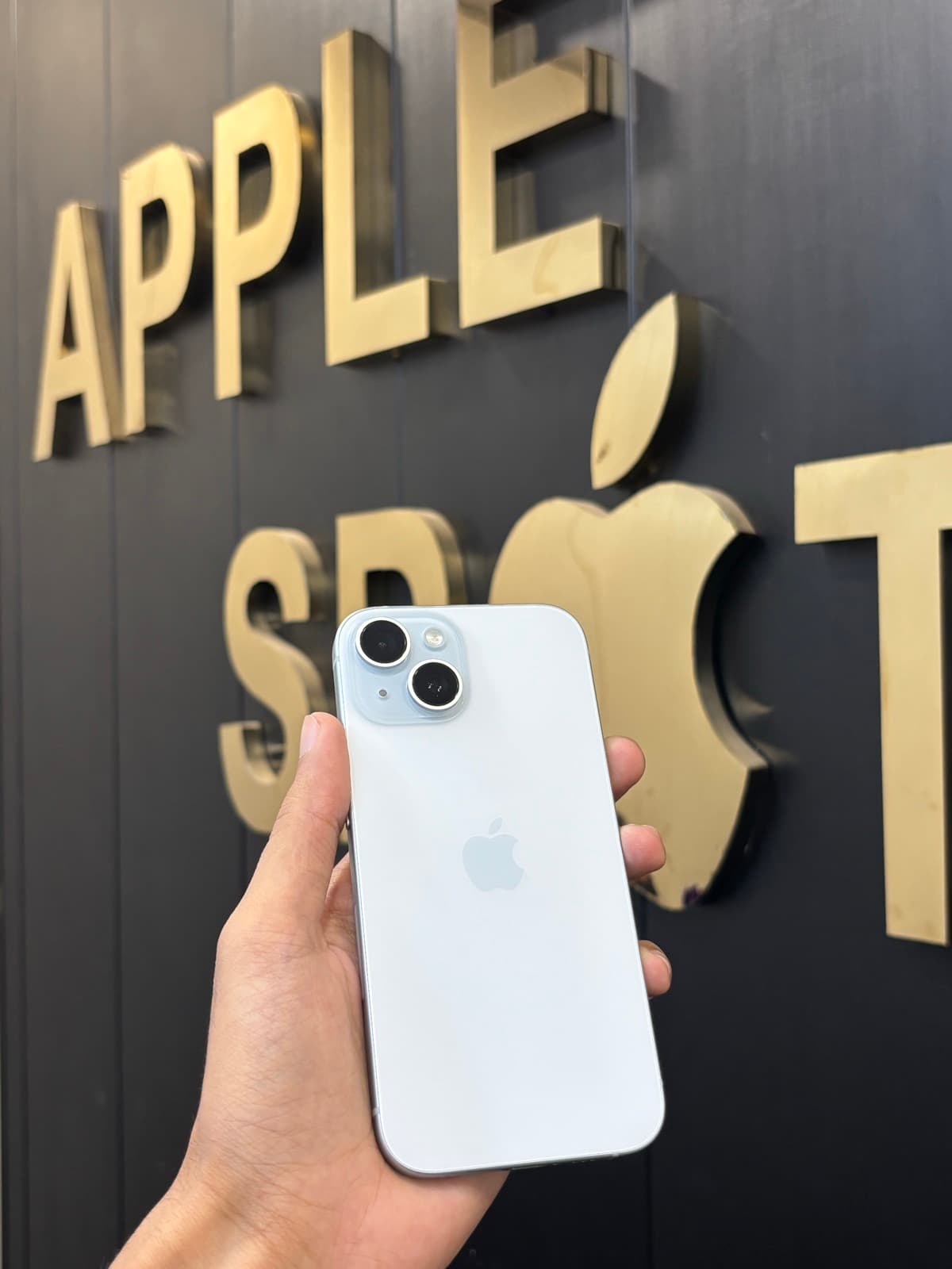 iPhone 15 · 128GB