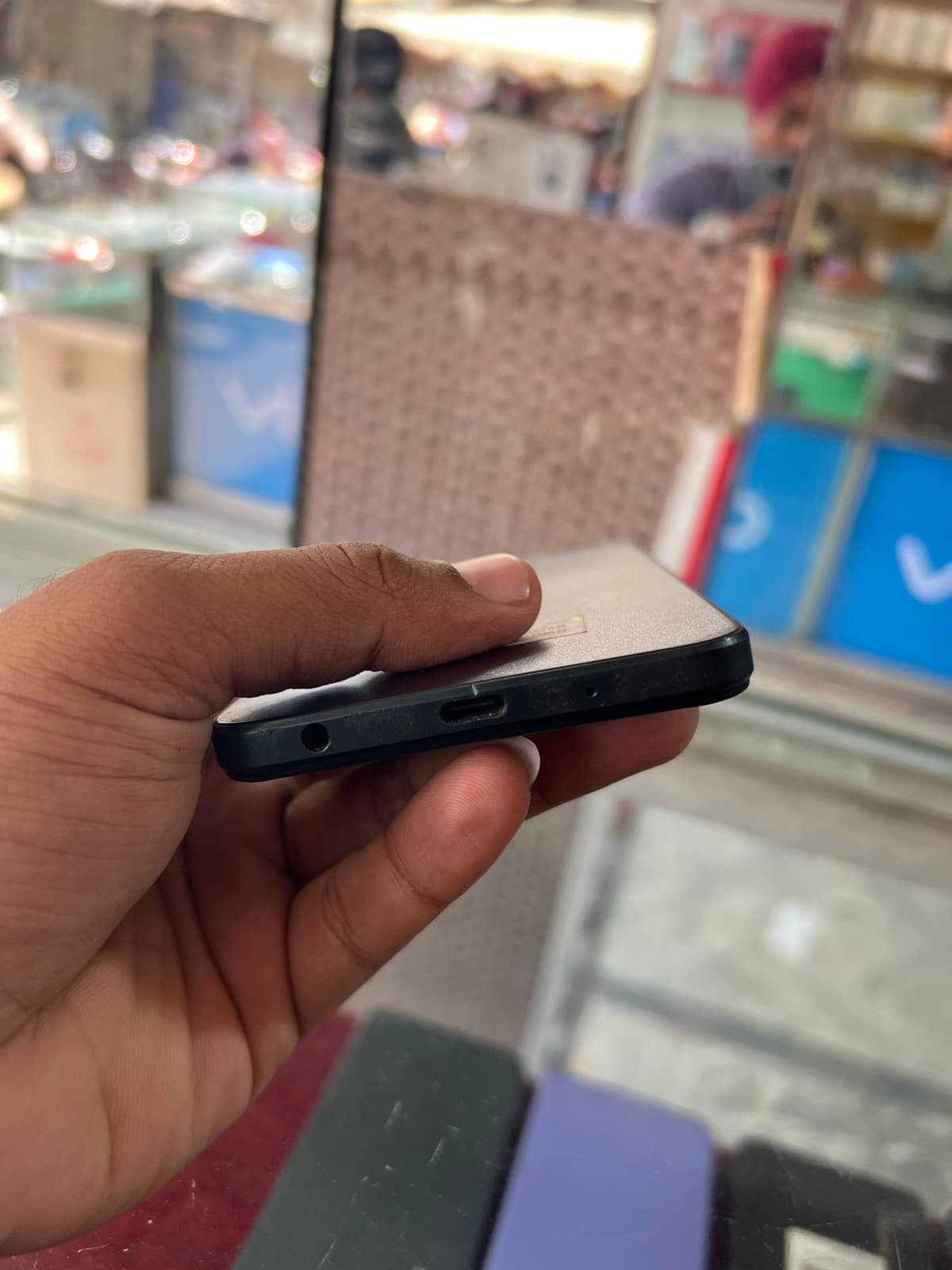 Vivo Y03t 4GB / 128GB in Gem Green — photo 4