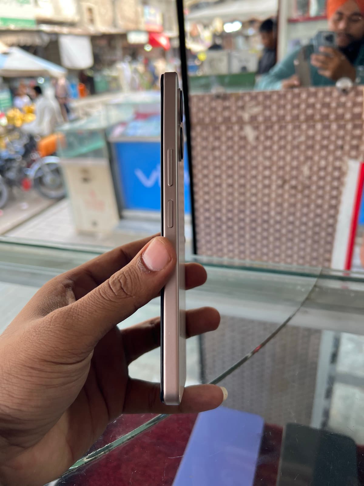 Vivo Y11d 4GB / 128GB in Sunrise Gold — photo 2