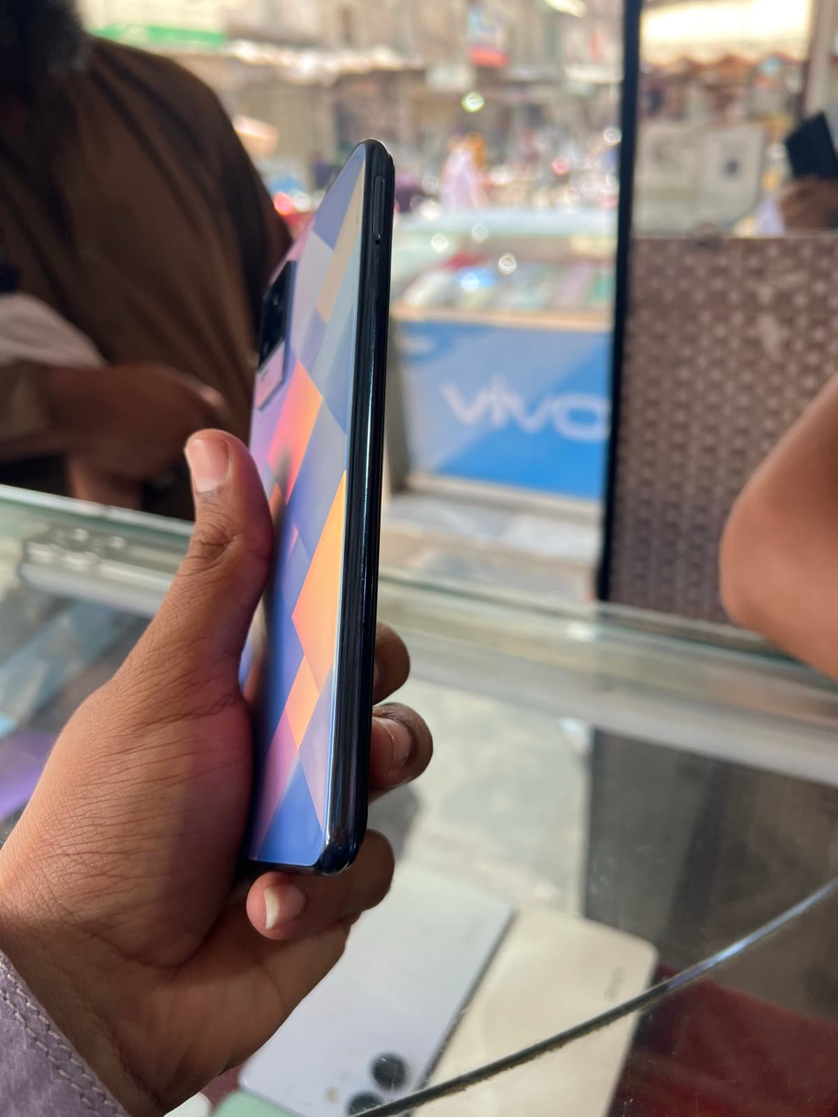 Vivo V21e 8GB / 128GB in Diamond Flare — photo 2