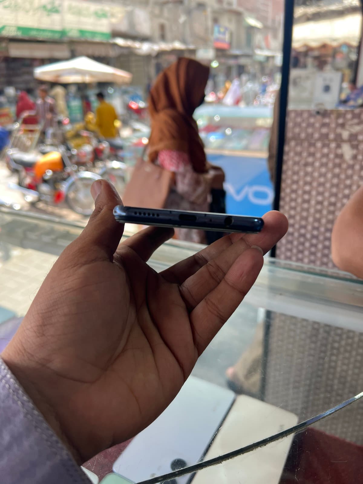 Vivo V21e 8GB / 128GB in Diamond Flare — photo 3
