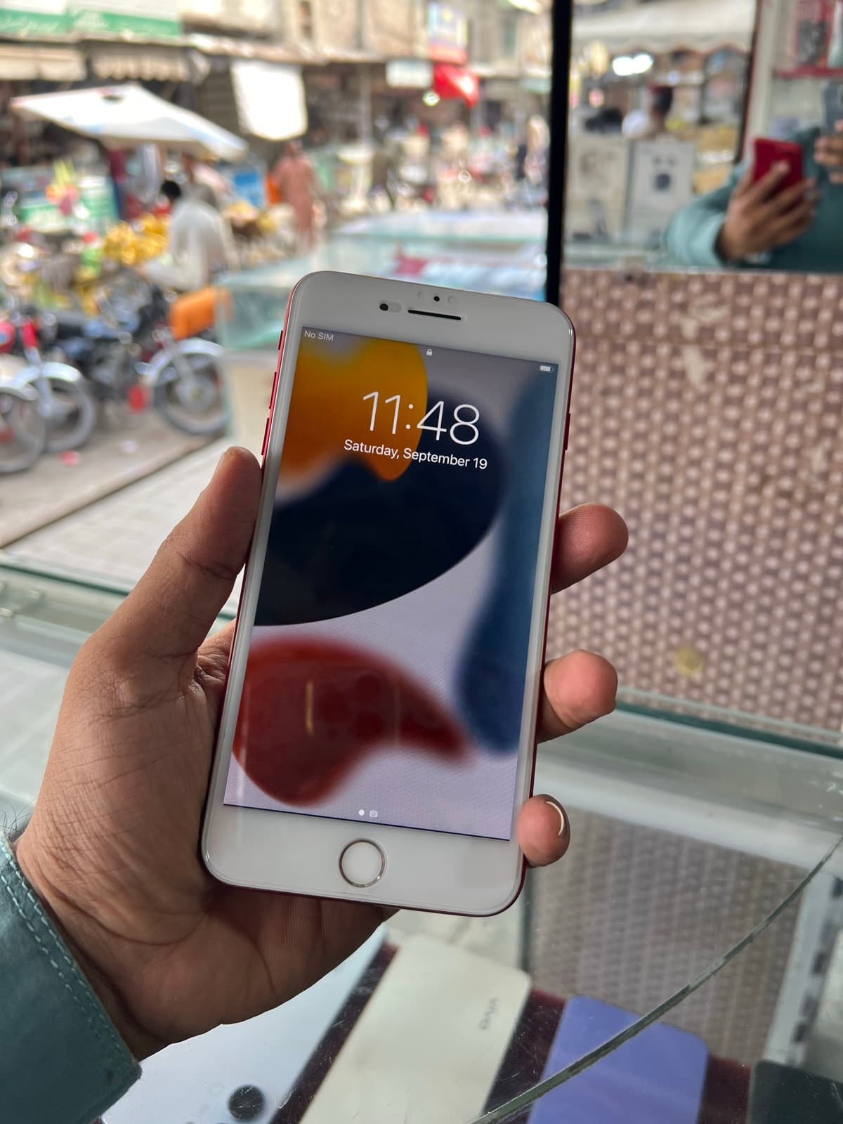 Apple iPhone 7 Plus 128GB in (PRODUCT)RED — photo 4
