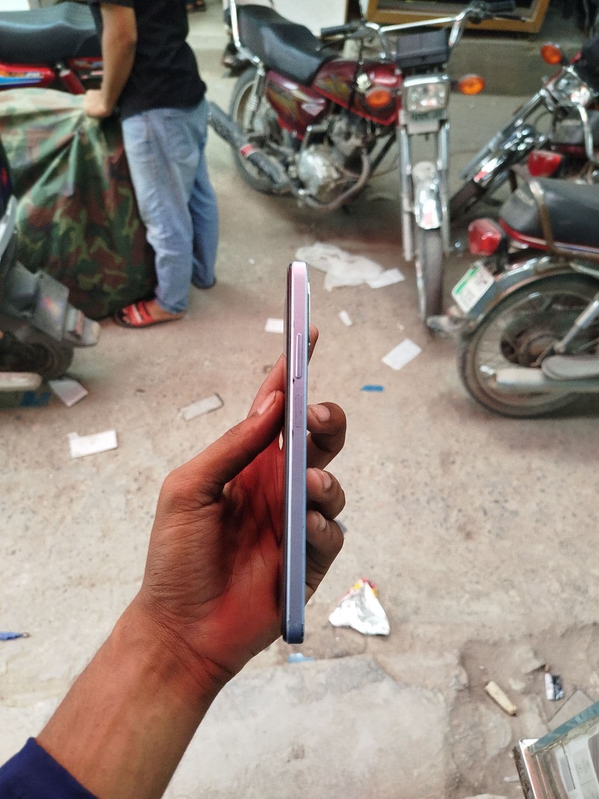Oppo A18 4GB / 128GB in Glowing Blue — photo 4