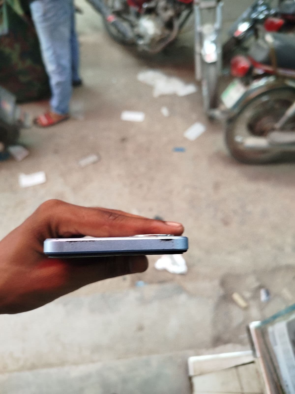 Oppo A18 4GB / 128GB in Glowing Blue — photo 5