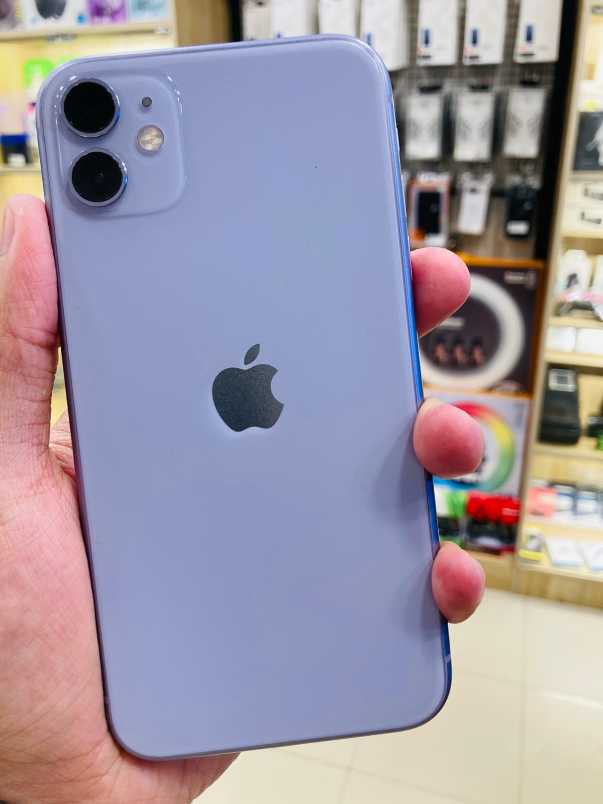 iPhone 11 · 128GB