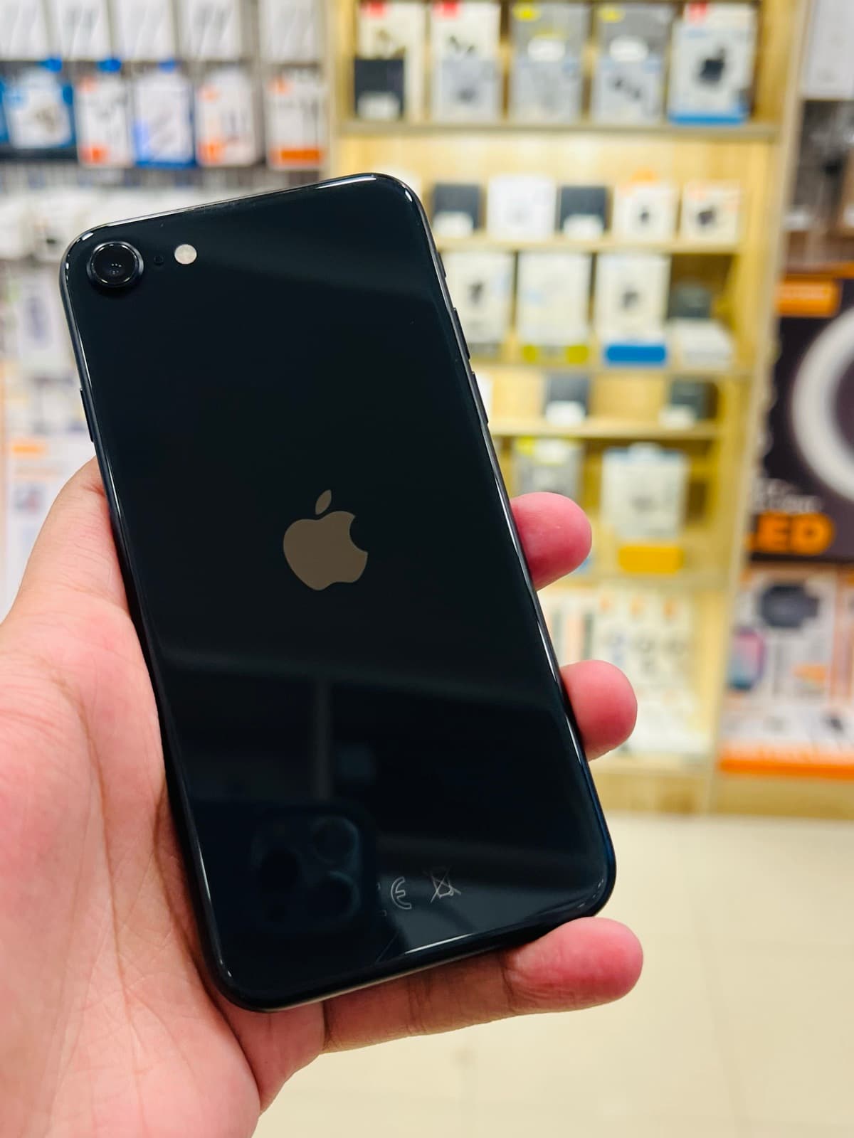 iPhone SE (2020) · 128GB