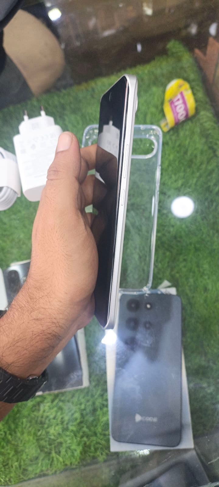Vivo V80 Lite 8GB/128GB in Silk White — photo 3