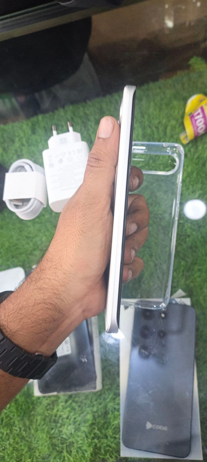 Vivo V80 Lite 8GB/128GB in Silk White — photo 4