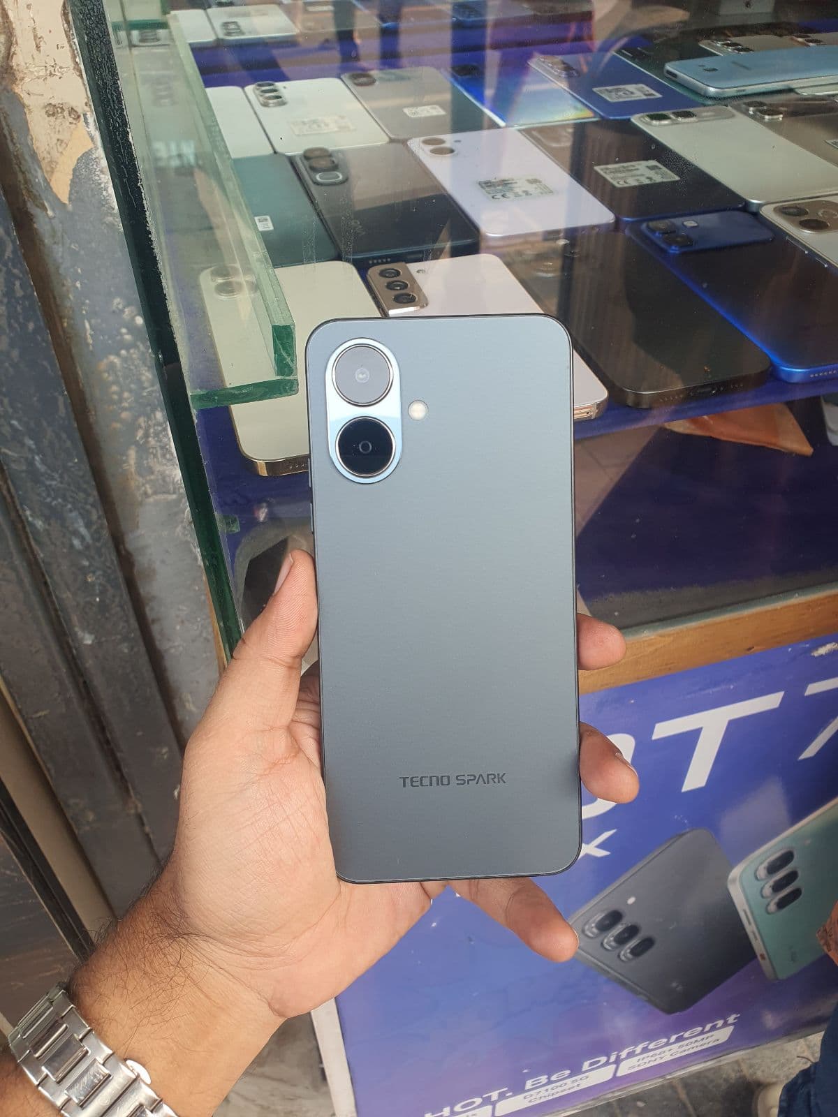 Tecno Spark Go 2 · 4GB / 64GB
