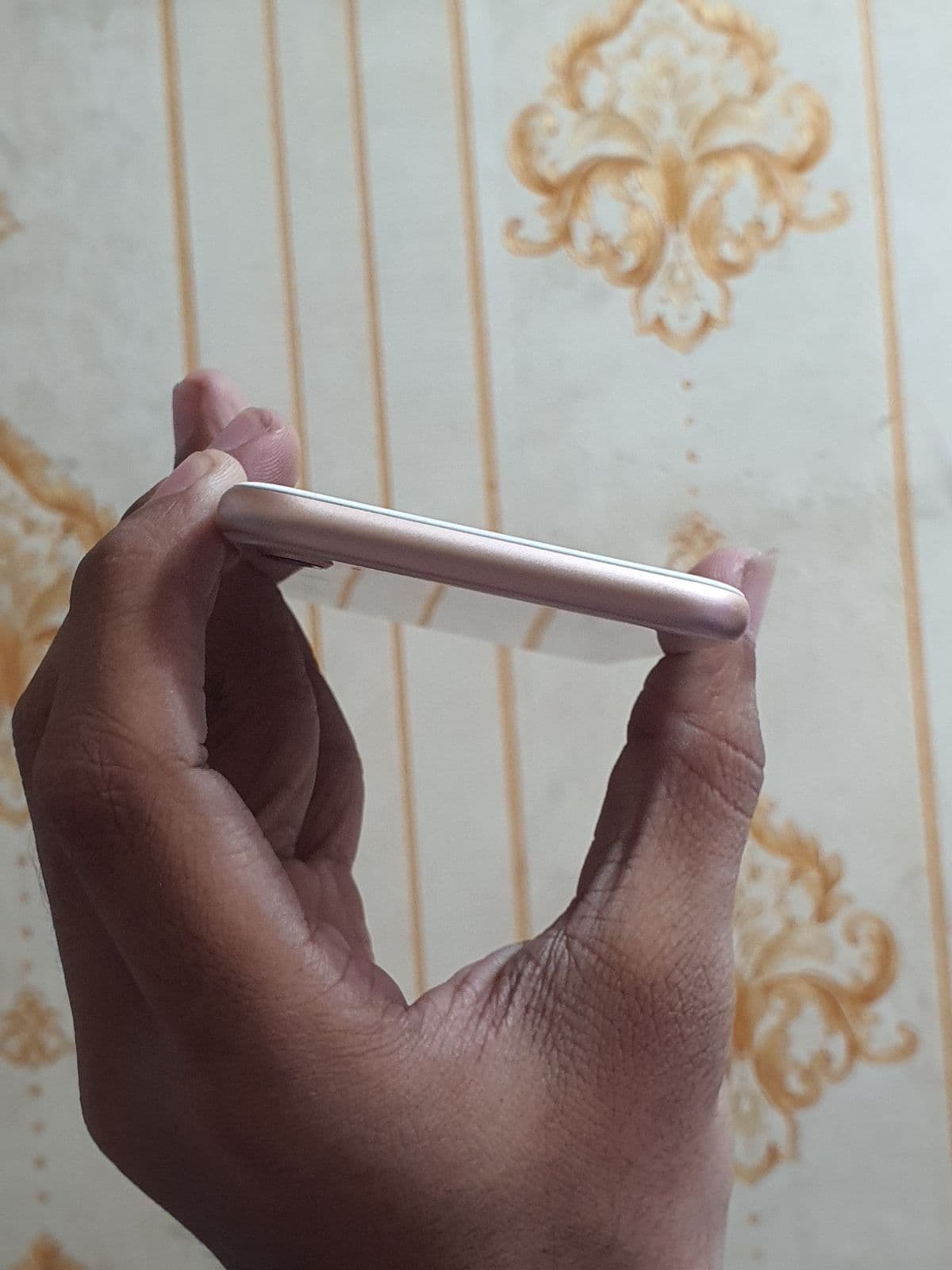 Apple iPhone 8 256GB in Gold — photo 4