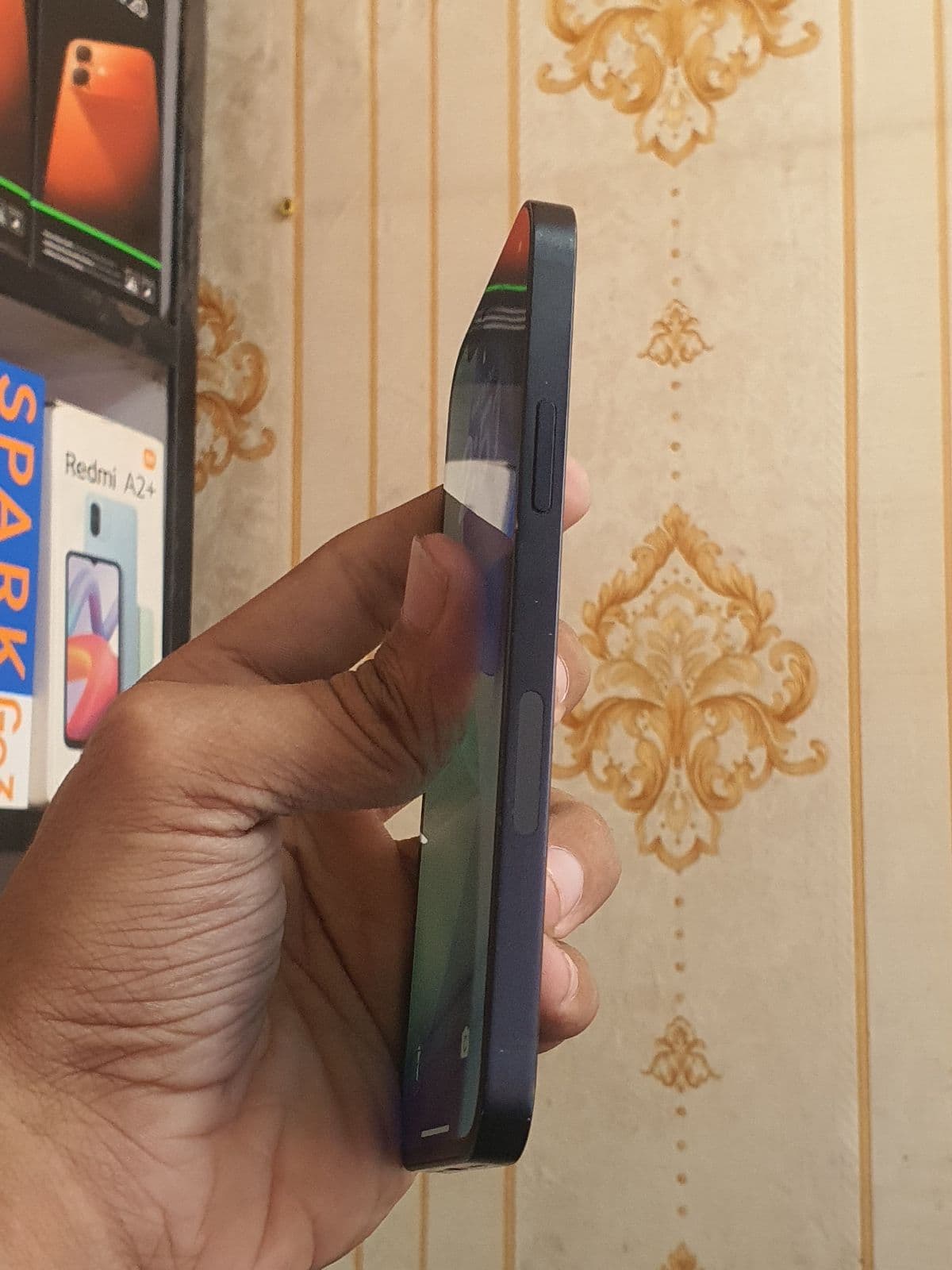 Apple iPhone 12 64GB in Black — photo 2